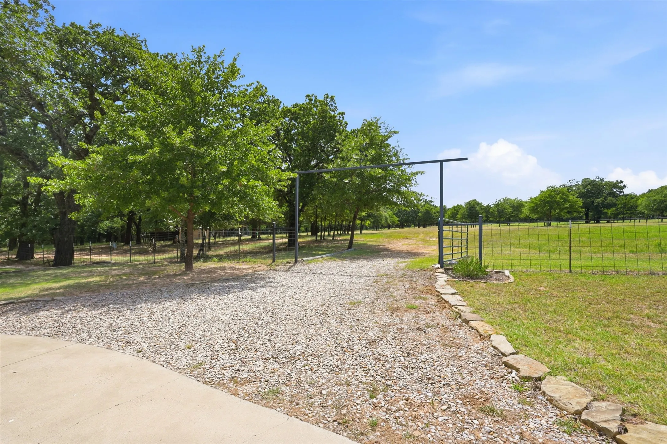 Single Family Residence For Sale in Parker County , 2951 Harwell Lake Road, Weatherford, Texas 76088, 4 Bedroom, 3 Bathroom, 2 Garage spaces, 2,655 Sqft, built in 2016, mls#21320445, Real Estate Agent in Weatherford, Homes For Sale in Parker county, Homes For Sale in Weatherford, Realtor in Weatherford Texas, Real Estate Brokerage Independent Realty Texas, Luminita Cordes Realtor
