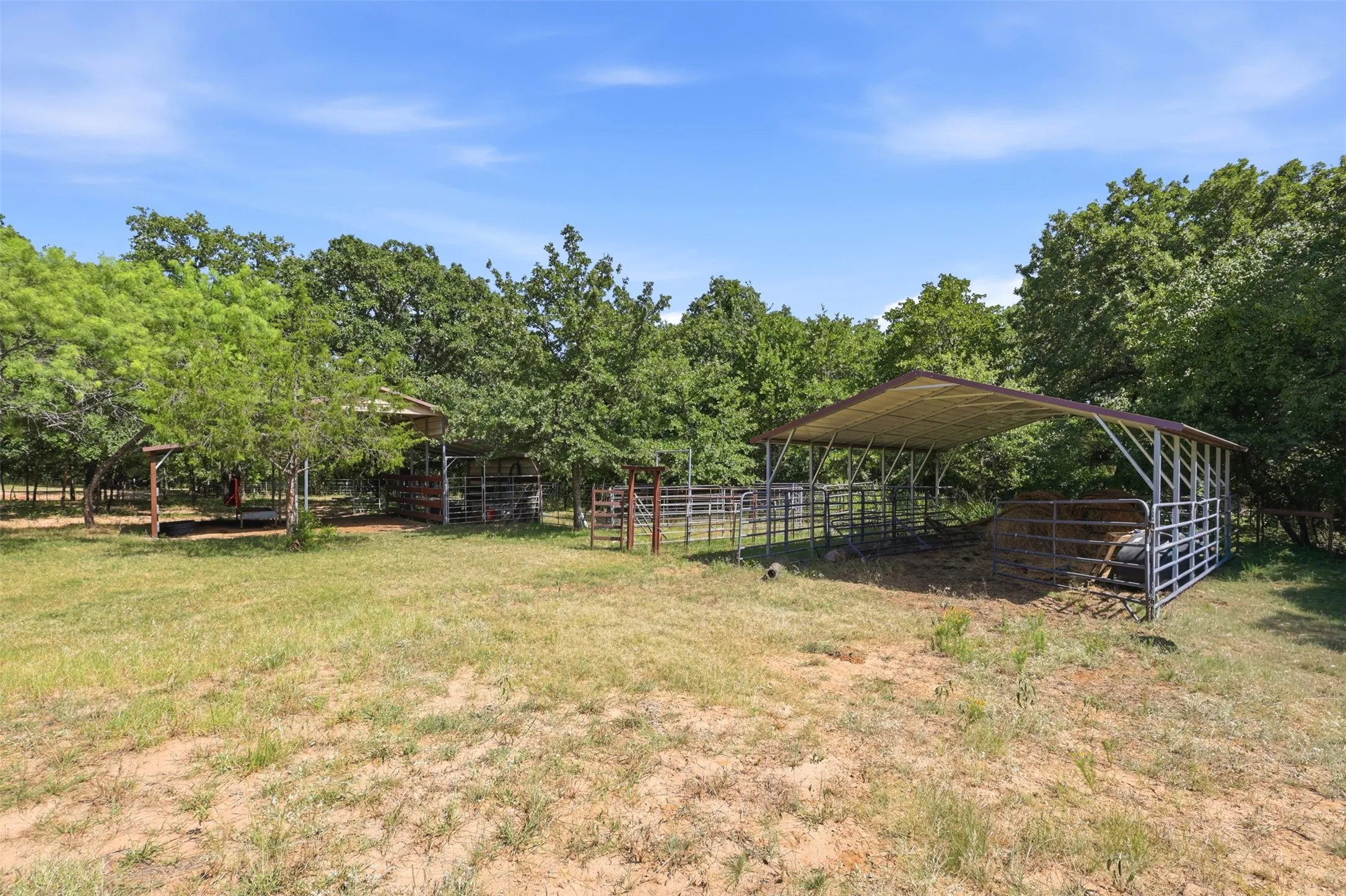 Single Family Residence For Sale in Parker County , 2951 Harwell Lake Road, Weatherford, Texas 76088, 4 Bedroom, 3 Bathroom, 2 Garage spaces, 2,655 Sqft, built in 2016, mls#21320445, Real Estate Agent in Weatherford, Homes For Sale in Parker county, Homes For Sale in Weatherford, Realtor in Weatherford Texas, Real Estate Brokerage Independent Realty Texas, Luminita Cordes Realtor