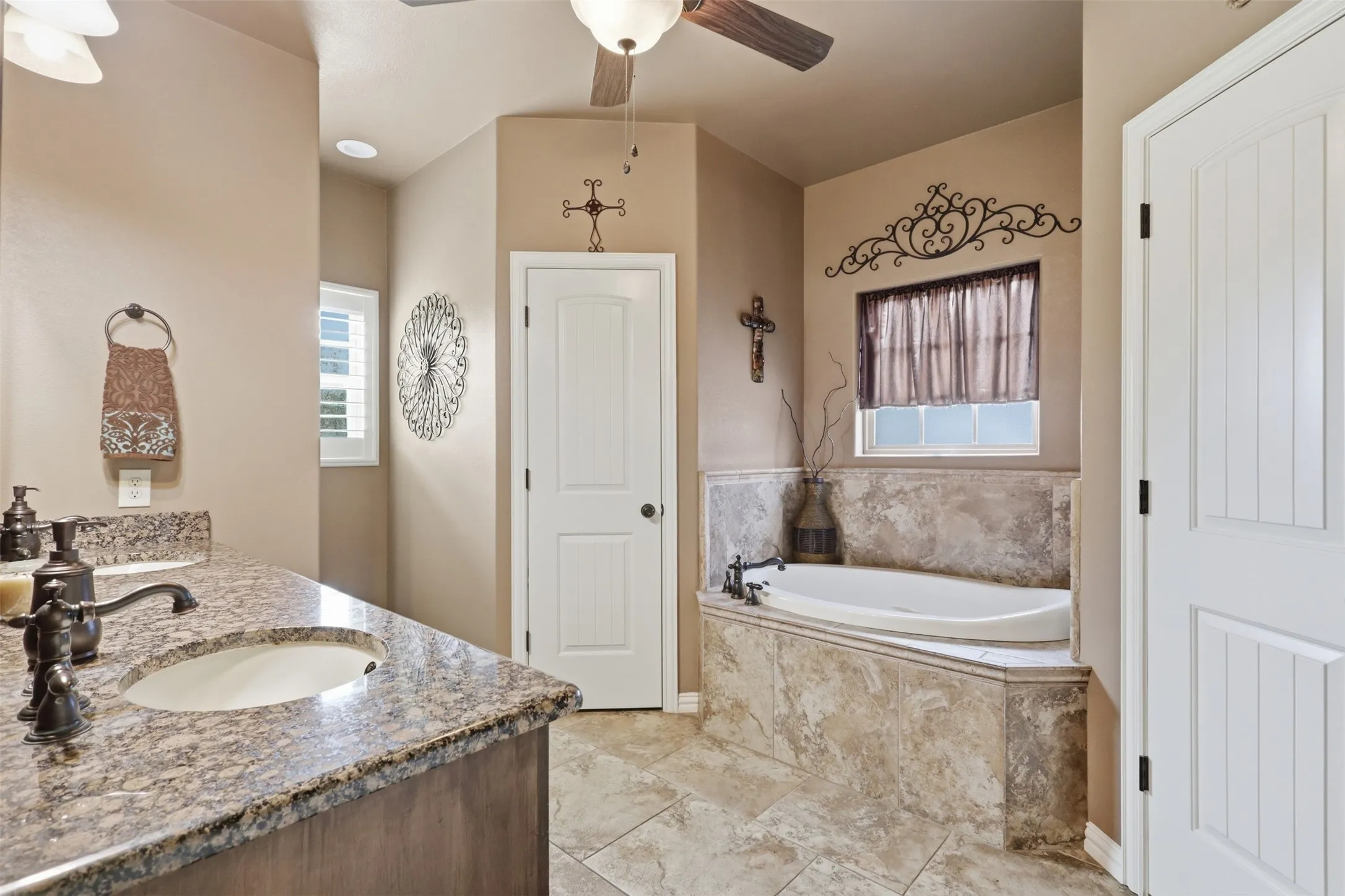 Single Family Residence For Sale in Parker County , 2951 Harwell Lake Road, Weatherford, Texas 76088, 4 Bedroom, 3 Bathroom, 2 Garage spaces, 2,655 Sqft, built in 2016, mls#21320445, Real Estate Agent in Weatherford, Homes For Sale in Parker county, Homes For Sale in Weatherford, Realtor in Weatherford Texas, Real Estate Brokerage Independent Realty Texas, Luminita Cordes Realtor