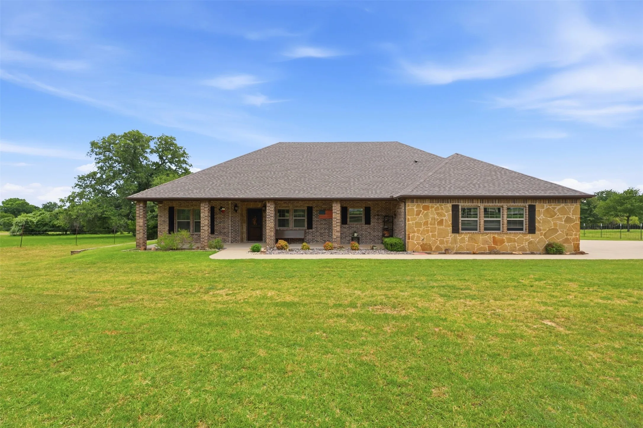 Single Family Residence For Sale in Parker County , 2951 Harwell Lake Road, Weatherford, Texas 76088, 4 Bedroom, 3 Bathroom, 2 Garage spaces, 2,655 Sqft, built in 2016, mls#21320445, Real Estate Agent in Weatherford, Homes For Sale in Parker county, Homes For Sale in Weatherford, Realtor in Weatherford Texas, Real Estate Brokerage Independent Realty Texas, Luminita Cordes Realtor