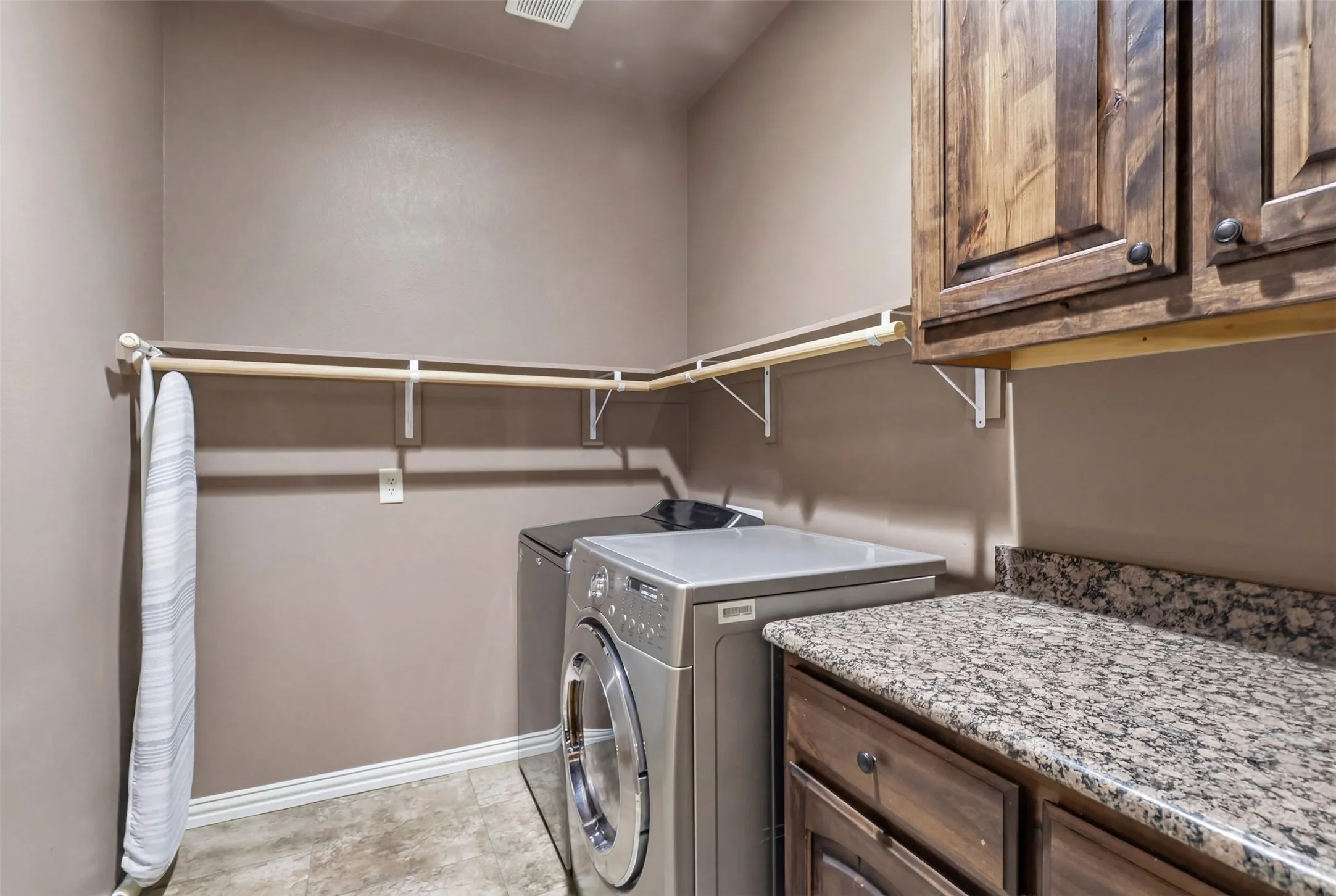 Single Family Residence For Sale in Parker County , 2951 Harwell Lake Road, Weatherford, Texas 76088, 4 Bedroom, 3 Bathroom, 2 Garage spaces, 2,655 Sqft, built in 2016, mls#21320445, Real Estate Agent in Weatherford, Homes For Sale in Parker county, Homes For Sale in Weatherford, Realtor in Weatherford Texas, Real Estate Brokerage Independent Realty Texas, Luminita Cordes Realtor