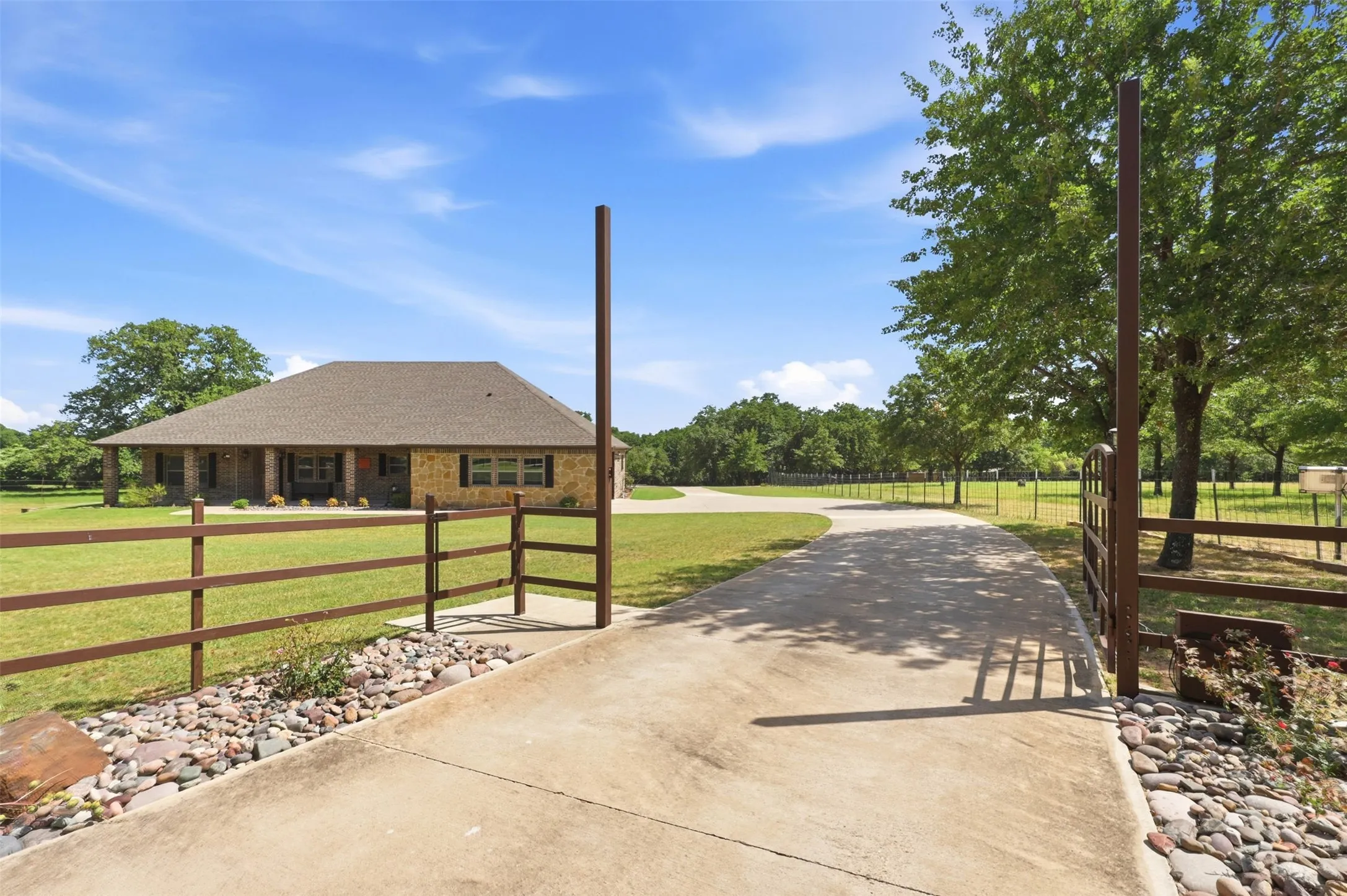 Single Family Residence For Sale in Parker County , 2951 Harwell Lake Road, Weatherford, Texas 76088, 4 Bedroom, 3 Bathroom, 2 Garage spaces, 2,655 Sqft, built in 2016, mls#21320445, Real Estate Agent in Weatherford, Homes For Sale in Parker county, Homes For Sale in Weatherford, Realtor in Weatherford Texas, Real Estate Brokerage Independent Realty Texas, Luminita Cordes Realtor