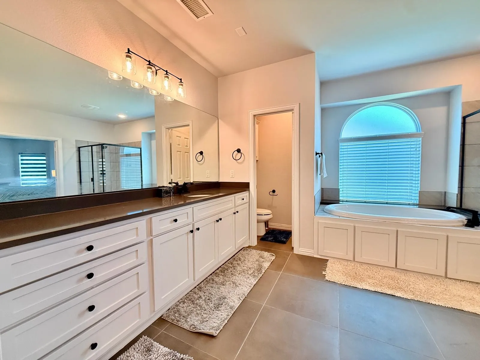 Single Family Residence For Sale in Ellis County , 214 Tradd Street, Glenn Heights, Texas 75154, 4 Bedrooms, 4 Bathrooms, 2 Garage spaces, 3,785 Sqft, built in 2022, Price $589,000, mls#21327057, Real Estate Agent in Glenn Heights, Homes For Sale in Ellis county, Homes For Sale in Glenn Heights, Realtor in Glenn Heights Texas, Real Estate Brokerage Independent Realty Texas, Luminita Cordes Realtor