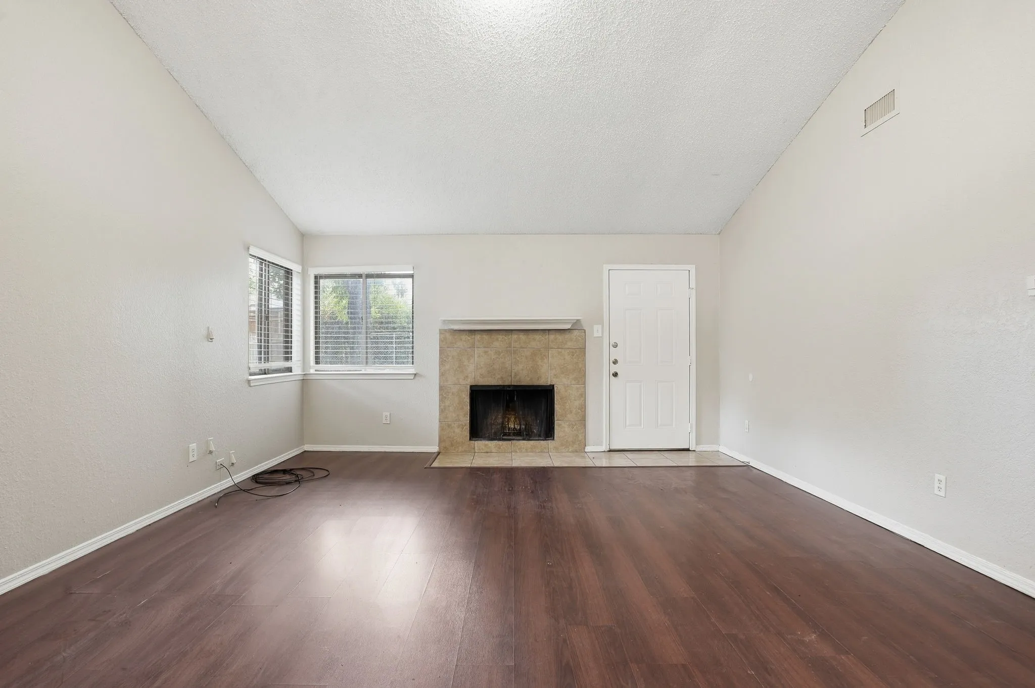 Single Family Residence For Sale in Dallas County , 6735 Woodhill Road, Dallas, Texas 75217, 3 Bedroom, 1 Bathroom, 1 Garage spaces, 1,132 Sqft, built in 1982, mls#21276487, Real Estate Agent in Dallas, Homes For Sale in Dallas county, Homes For Sale in Dallas, Realtor in Dallas Texas, Real Estate Brokerage Independent Realty Texas, Luminita Cordes Realtor