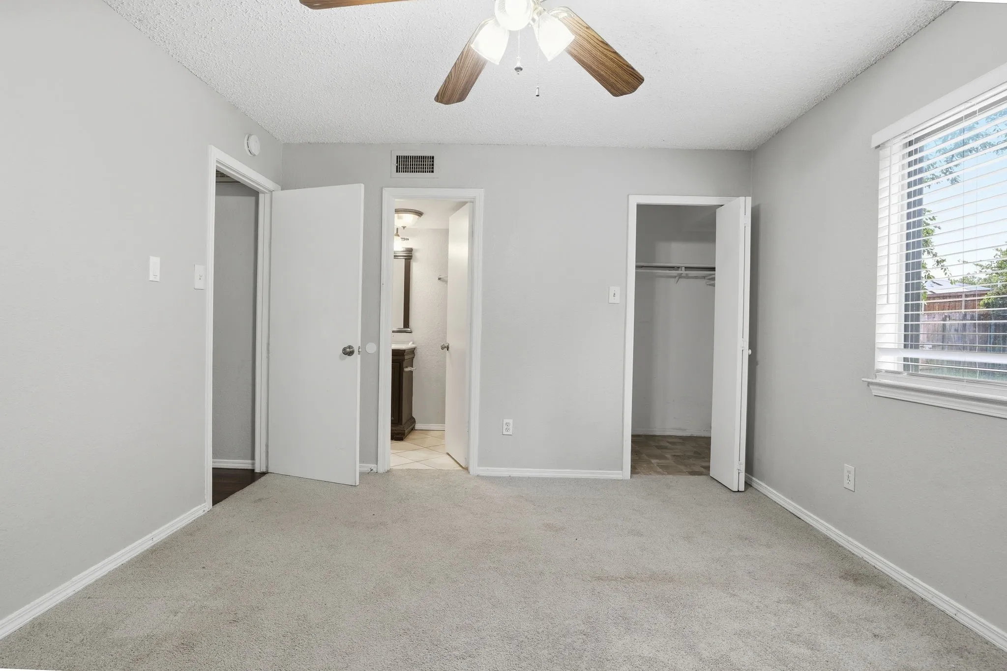 Single Family Residence For Sale in Dallas County , 6735 Woodhill Road, Dallas, Texas 75217, 3 Bedroom, 1 Bathroom, 1 Garage spaces, 1,132 Sqft, built in 1982, mls#21276487, Real Estate Agent in Dallas, Homes For Sale in Dallas county, Homes For Sale in Dallas, Realtor in Dallas Texas, Real Estate Brokerage Independent Realty Texas, Luminita Cordes Realtor