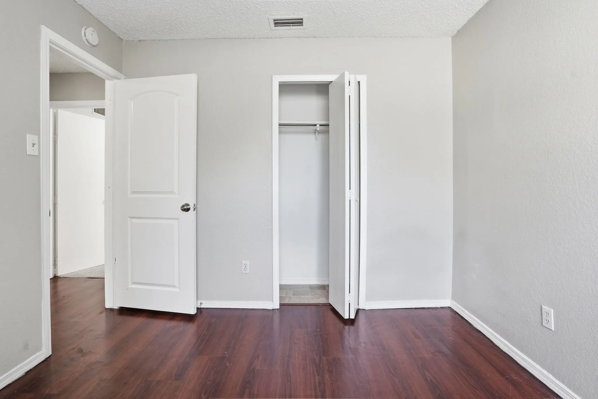 Single Family Residence For Sale in Dallas County , 6735 Woodhill Road, Dallas, Texas 75217, 3 Bedroom, 1 Bathroom, 1 Garage spaces, 1,132 Sqft, built in 1982, mls#21276487, Real Estate Agent in Dallas, Homes For Sale in Dallas county, Homes For Sale in Dallas, Realtor in Dallas Texas, Real Estate Brokerage Independent Realty Texas, Luminita Cordes Realtor