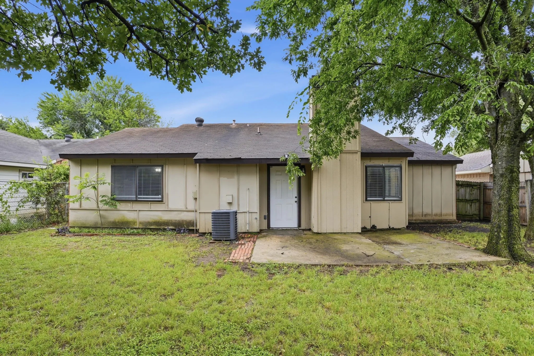 Single Family Residence For Sale in Dallas County , 6735 Woodhill Road, Dallas, Texas 75217, 3 Bedroom, 1 Bathroom, 1 Garage spaces, 1,132 Sqft, built in 1982, mls#21276487, Real Estate Agent in Dallas, Homes For Sale in Dallas county, Homes For Sale in Dallas, Realtor in Dallas Texas, Real Estate Brokerage Independent Realty Texas, Luminita Cordes Realtor
