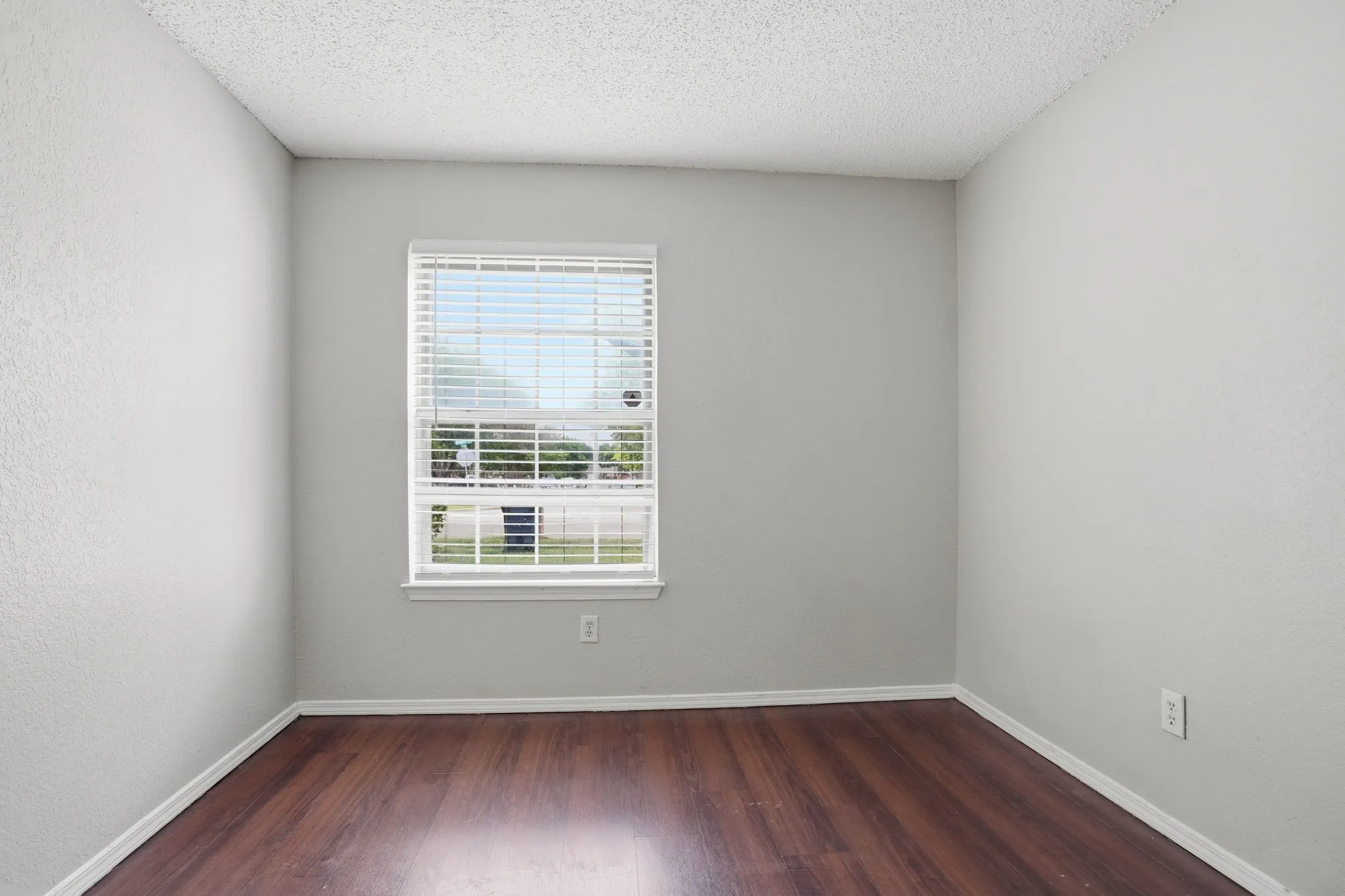 Single Family Residence For Sale in Dallas County , 6735 Woodhill Road, Dallas, Texas 75217, 3 Bedroom, 1 Bathroom, 1 Garage spaces, 1,132 Sqft, built in 1982, mls#21276487, Real Estate Agent in Dallas, Homes For Sale in Dallas county, Homes For Sale in Dallas, Realtor in Dallas Texas, Real Estate Brokerage Independent Realty Texas, Luminita Cordes Realtor