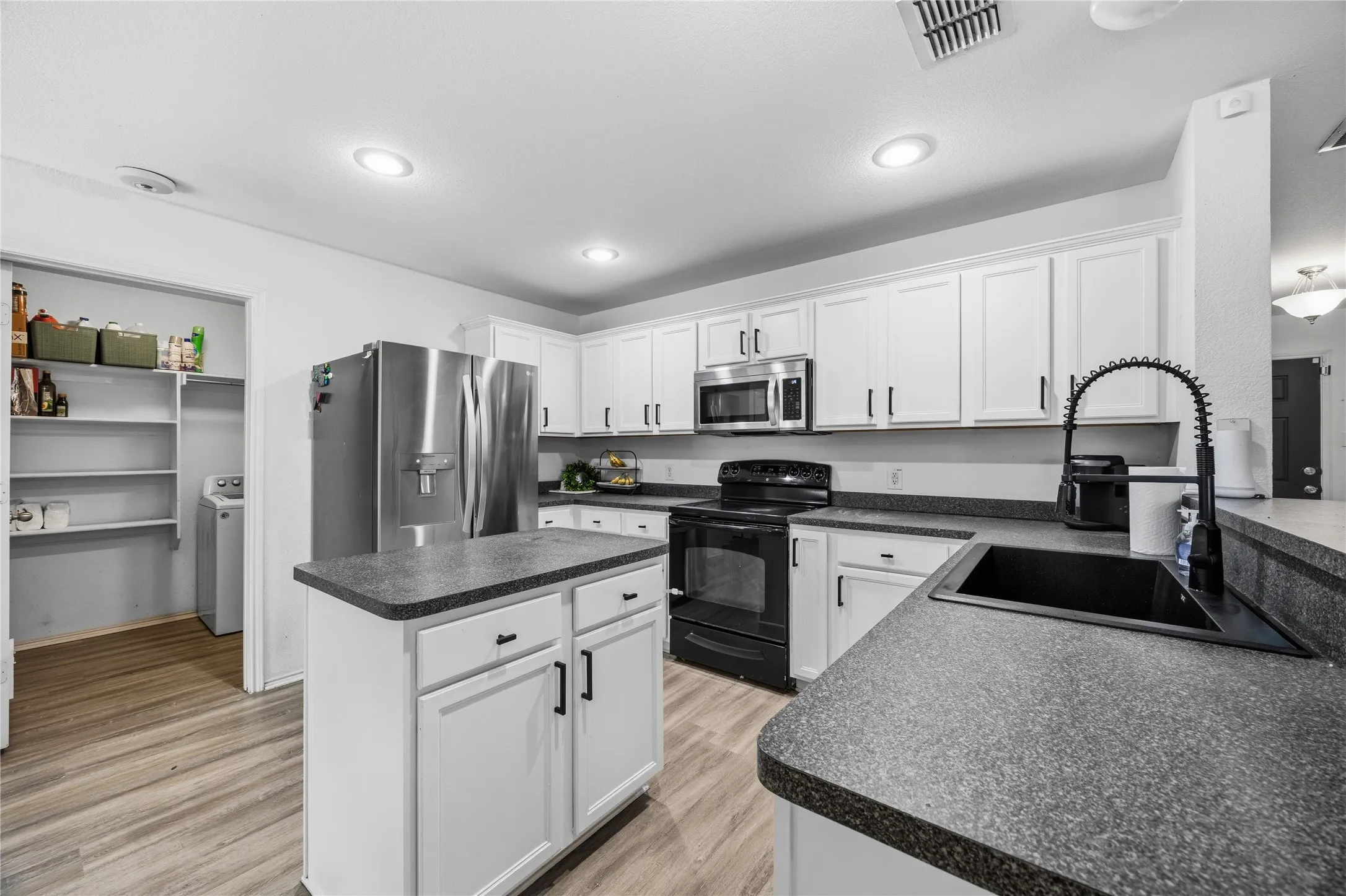 Single Family Residence For Sale in Collin County , 932 Cottonwood Trail, Anna, Texas 75409, 3 Bedroom, 3 Bathroom, 2 Garage spaces, 2,207 Sqft, built in 2008, mls#21319966, Real Estate Agent in Anna, Homes For Sale in Collin county, Homes For Sale in Anna, Realtor in Anna Texas, Real Estate Brokerage Independent Realty Texas, Luminita Cordes Realtor