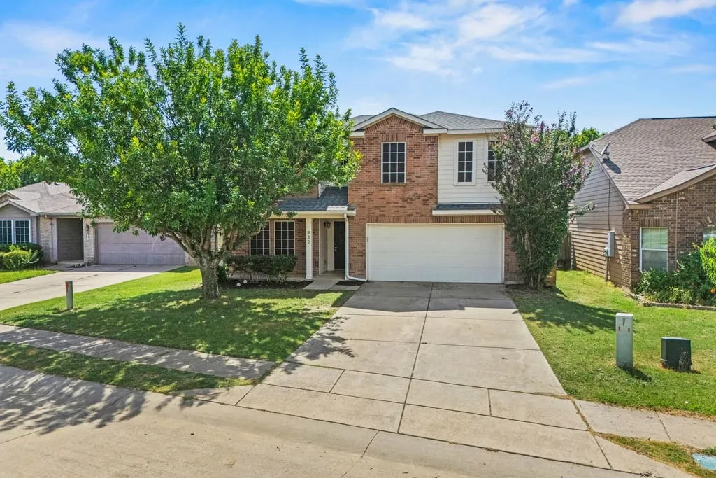 Single Family Residence For Sale in Collin County , 932 Cottonwood Trail, Anna, Texas 75409, 3 Bedroom, 3 Bathroom, 2 Garage spaces, 2,207 Sqft, built in 2008, mls#21319966, Real Estate Agent in Anna, Homes For Sale in Collin county, Homes For Sale in Anna, Realtor in Anna Texas, Real Estate Brokerage Independent Realty Texas, Luminita Cordes Realtor