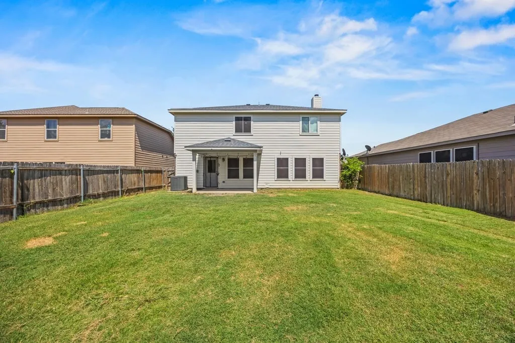 Single Family Residence For Sale in Collin County , 932 Cottonwood Trail, Anna, Texas 75409, 3 Bedroom, 3 Bathroom, 2 Garage spaces, 2,207 Sqft, built in 2008, mls#21319966, Real Estate Agent in Anna, Homes For Sale in Collin county, Homes For Sale in Anna, Realtor in Anna Texas, Real Estate Brokerage Independent Realty Texas, Luminita Cordes Realtor