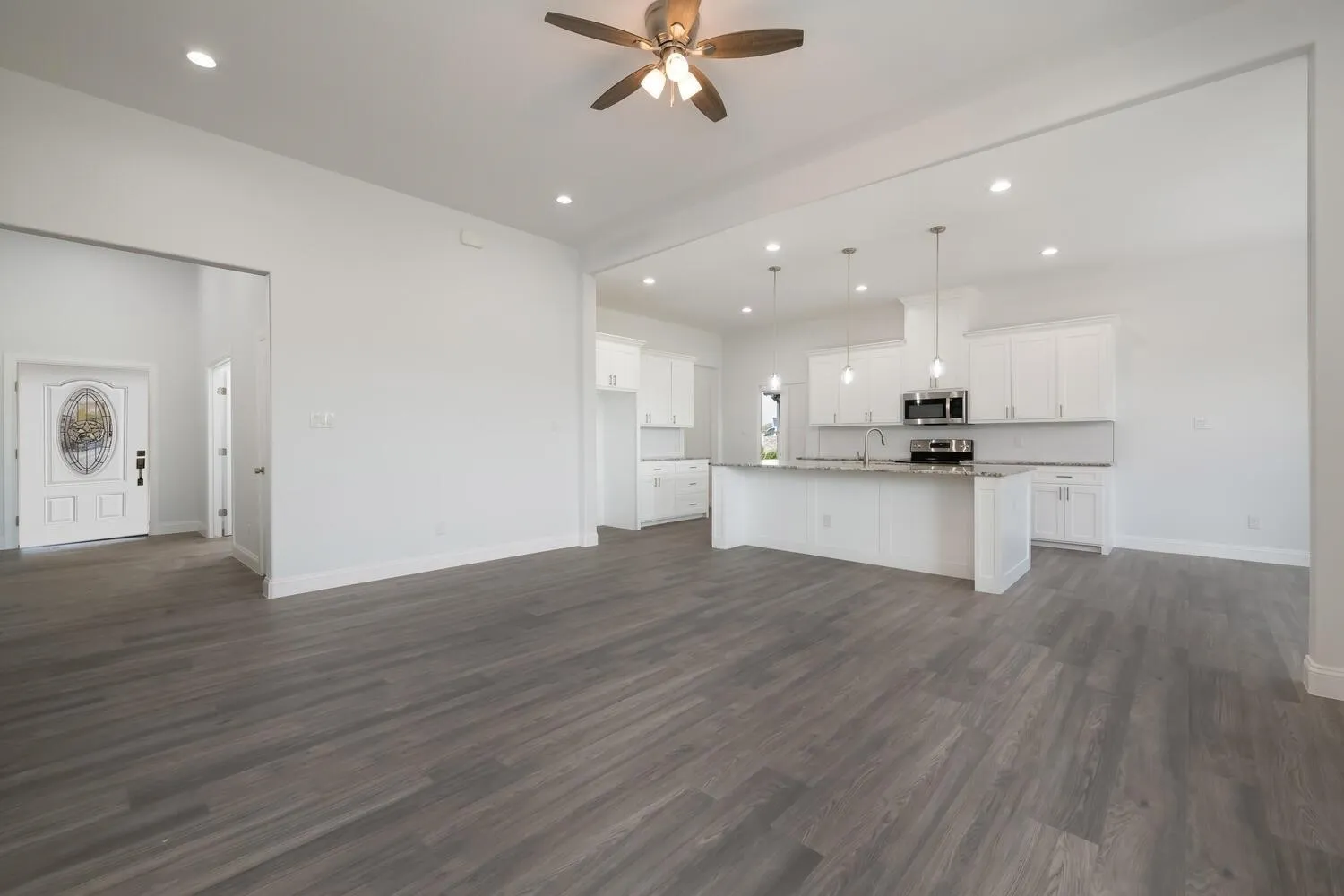 Single Family Residence For Sale in Hill County , 13027 Eagles Nest Drive, Whitney, Texas 76692, 3 Bedroom, 3 Bathroom, 2 Garage spaces, 2,302 Sqft, built in 2022, mls#21327028, Real Estate Agent in Whitney, Homes For Sale in Hill county, Homes For Sale in Whitney, Realtor in Whitney Texas, Real Estate Brokerage Independent Realty Texas, Luminita Cordes Realtor