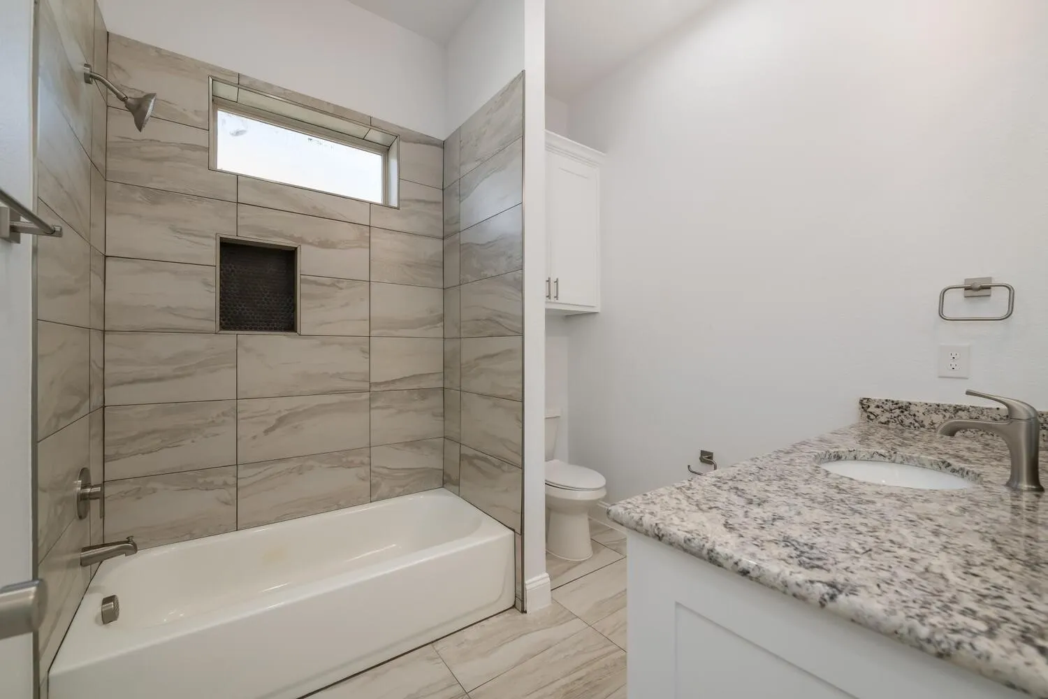 Single Family Residence For Sale in Hill County , 13027 Eagles Nest Drive, Whitney, Texas 76692, 3 Bedroom, 3 Bathroom, 2 Garage spaces, 2,302 Sqft, built in 2022, mls#21327028, Real Estate Agent in Whitney, Homes For Sale in Hill county, Homes For Sale in Whitney, Realtor in Whitney Texas, Real Estate Brokerage Independent Realty Texas, Luminita Cordes Realtor
