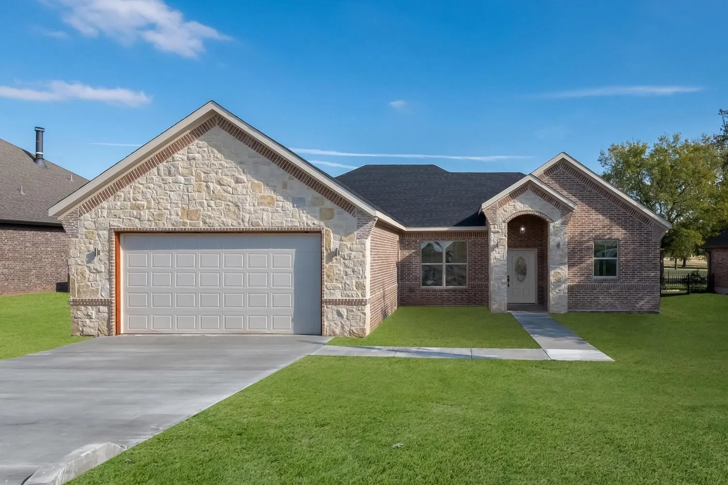 Single Family Residence For Sale in Hill County , 13027 Eagles Nest Drive, Whitney, Texas 76692, 3 Bedroom, 3 Bathroom, 2 Garage spaces, 2,302 Sqft, built in 2022, mls#21327028, Real Estate Agent in Whitney, Homes For Sale in Hill county, Homes For Sale in Whitney, Realtor in Whitney Texas, Real Estate Brokerage Independent Realty Texas, Luminita Cordes Realtor
