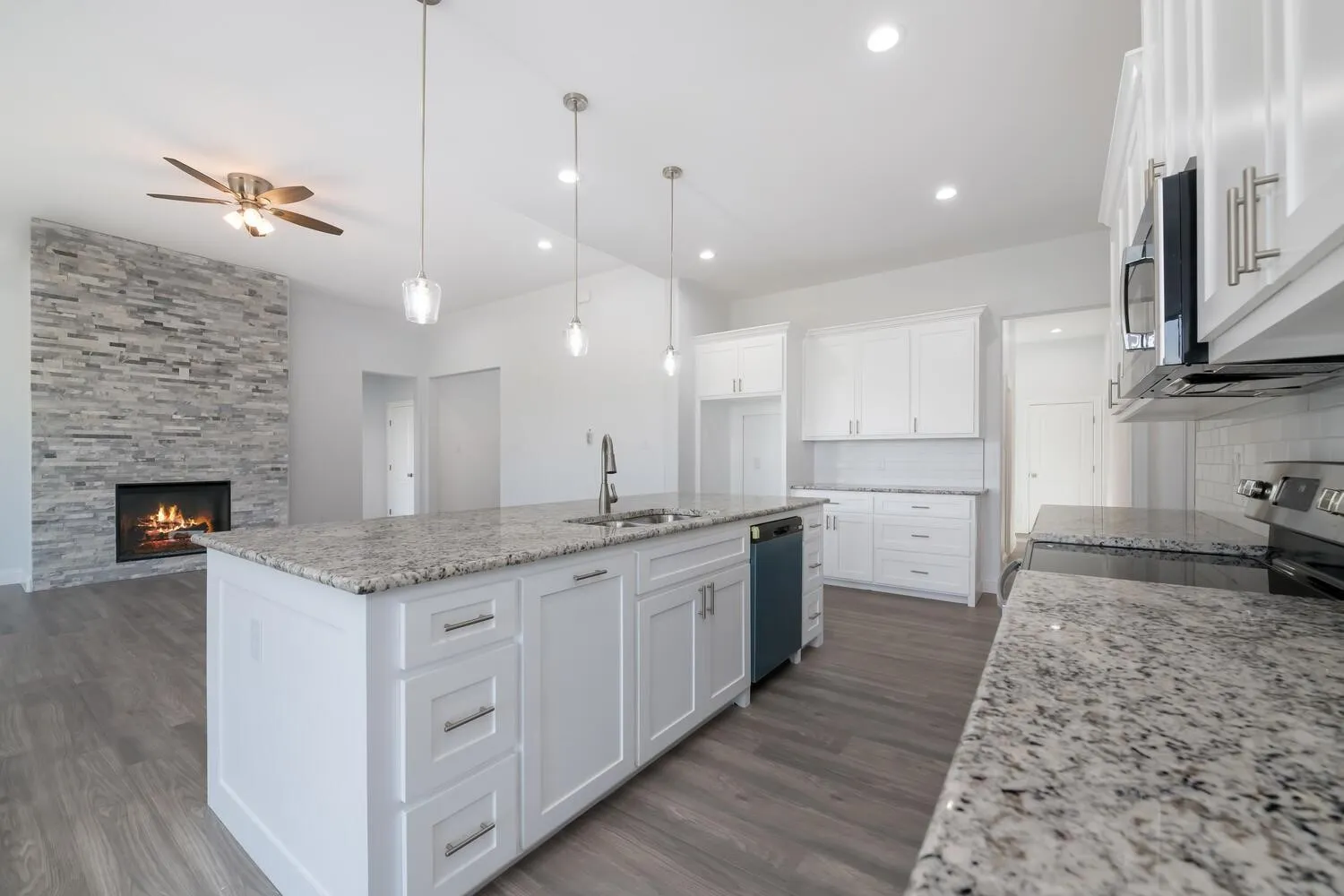 Single Family Residence For Sale in Hill County , 13027 Eagles Nest Drive, Whitney, Texas 76692, 3 Bedroom, 3 Bathroom, 2 Garage spaces, 2,302 Sqft, built in 2022, mls#21327028, Real Estate Agent in Whitney, Homes For Sale in Hill county, Homes For Sale in Whitney, Realtor in Whitney Texas, Real Estate Brokerage Independent Realty Texas, Luminita Cordes Realtor