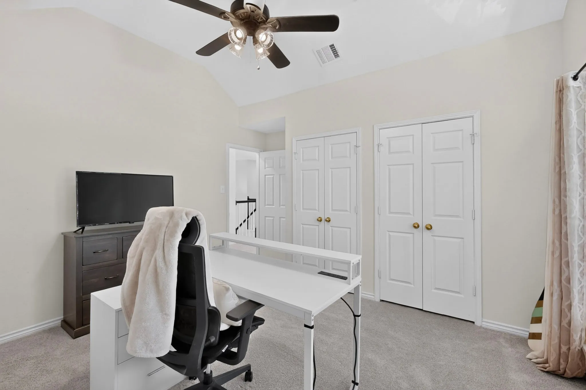 Single Family Residence For Sale in Tarrant County , 3400 Paint Brush Lane, Bedford, Texas 76021, 4 Bedroom, 3 Bathroom, 2 Garage spaces, 2,245 Sqft, built in 1988, mls#21327082, Real Estate Agent in Bedford, Homes For Sale in Tarrant county, Homes For Sale in Bedford, Realtor in Bedford Texas, Real Estate Brokerage Independent Realty Texas, Luminita Cordes Realtor