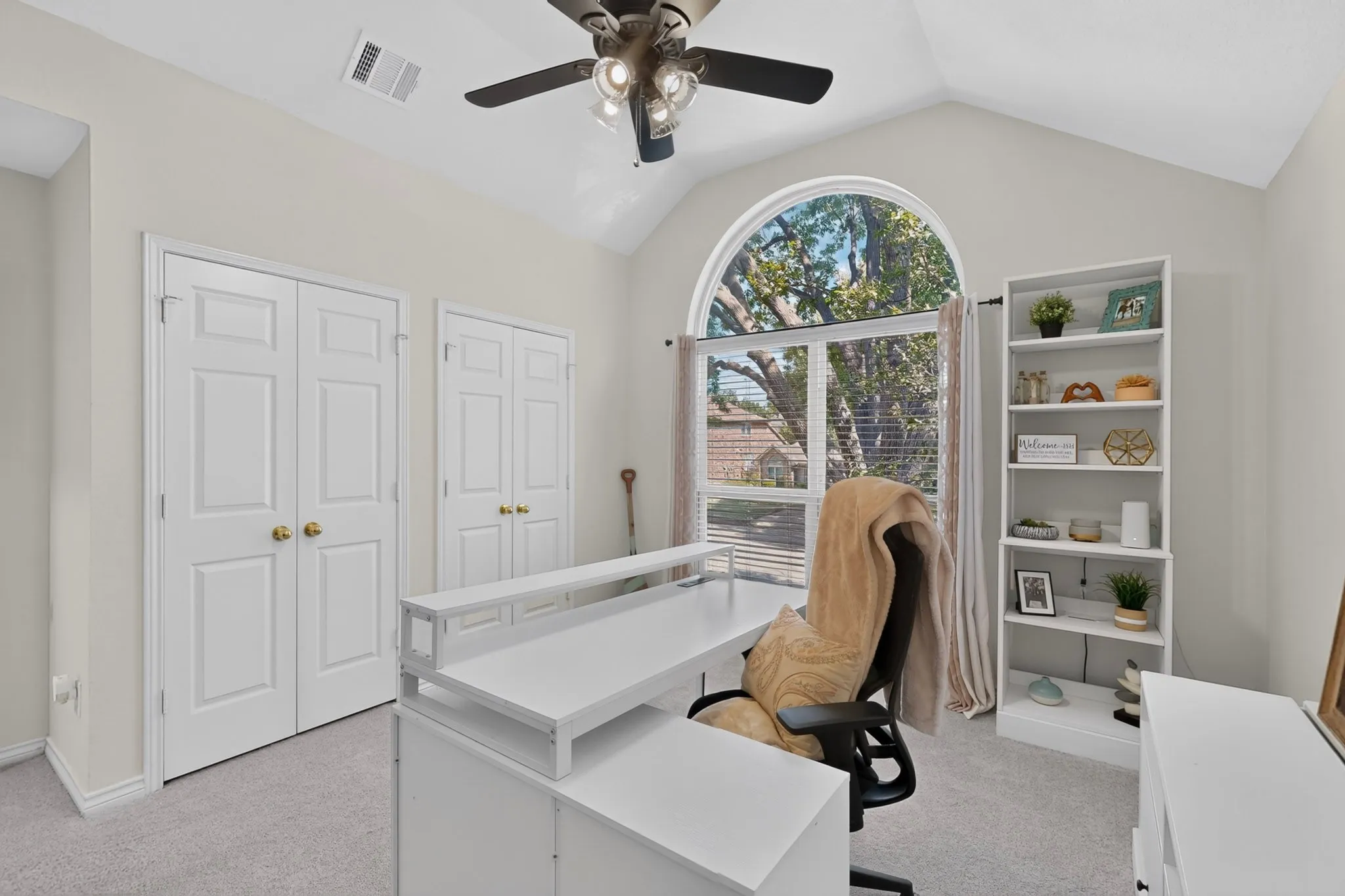 Single Family Residence For Sale in Tarrant County , 3400 Paint Brush Lane, Bedford, Texas 76021, 4 Bedroom, 3 Bathroom, 2 Garage spaces, 2,245 Sqft, built in 1988, mls#21327082, Real Estate Agent in Bedford, Homes For Sale in Tarrant county, Homes For Sale in Bedford, Realtor in Bedford Texas, Real Estate Brokerage Independent Realty Texas, Luminita Cordes Realtor