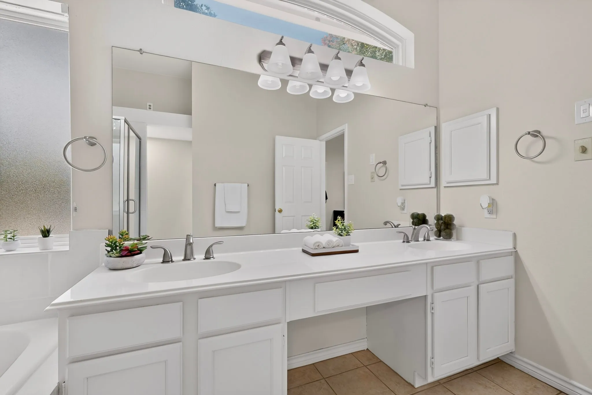 Single Family Residence For Sale in Tarrant County , 3400 Paint Brush Lane, Bedford, Texas 76021, 4 Bedroom, 3 Bathroom, 2 Garage spaces, 2,245 Sqft, built in 1988, mls#21327082, Real Estate Agent in Bedford, Homes For Sale in Tarrant county, Homes For Sale in Bedford, Realtor in Bedford Texas, Real Estate Brokerage Independent Realty Texas, Luminita Cordes Realtor