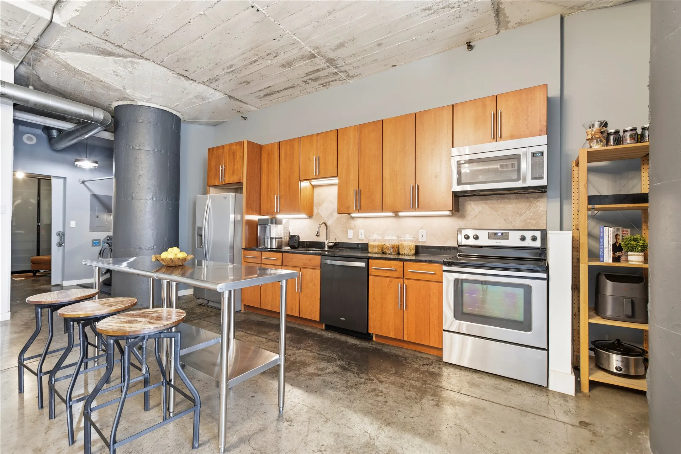 Condominium For Sale in Dallas County , 1122 Jackson Street 402, Dallas, Texas 75202, 2 Bedroom, 1 Bathroom, 2 Garage spaces, 1,411 Sqft, built in 1925, Price $310,000, mls#21325593, Real Estate Agent in Dallas, Homes For Sale in Dallas county, Homes For Sale in Dallas, Realtor in Dallas Texas, Real Estate Brokerage Independent Realty Texas, Luminita Cordes Realtor