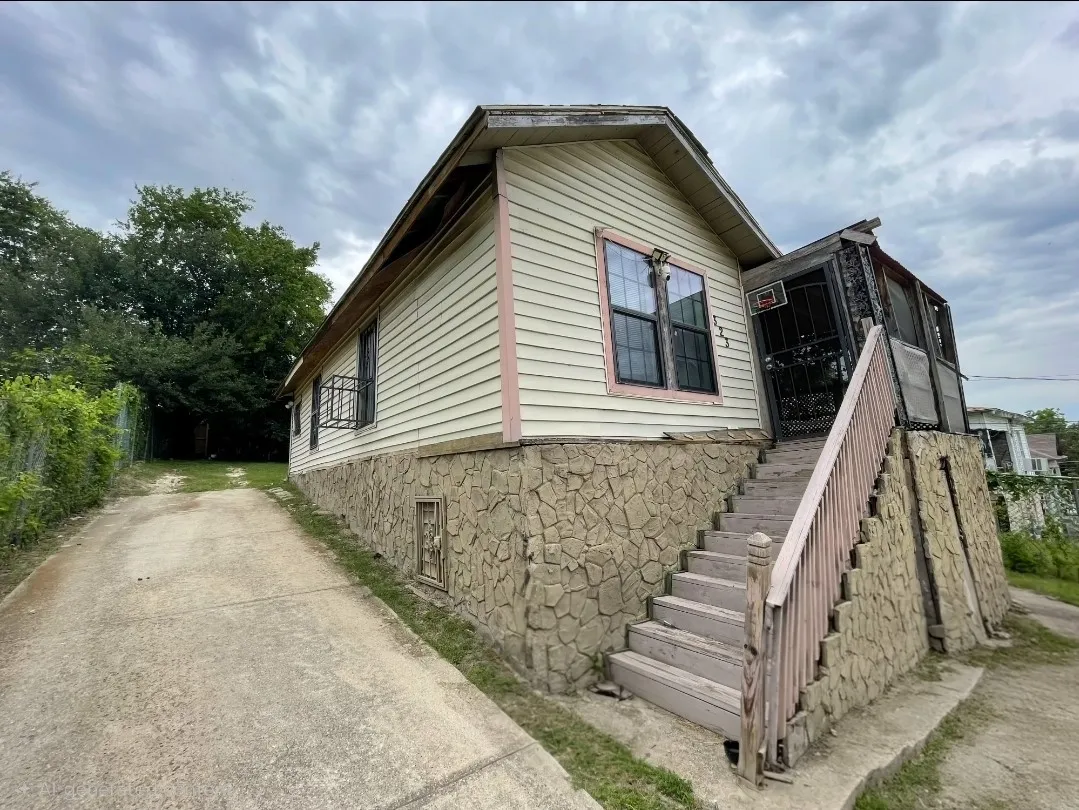Single Family Residence For Sale in Dallas County , 323 Sparks Street, Dallas, Texas 75203, 1 Bedroom, 1 Bathroom, Garage spaces, 980 Sqft, built in 1940, Price $220,000, mls#21299957, Real Estate Agent in Dallas, Homes For Sale in Dallas county, Homes For Sale in Dallas, Realtor in Dallas Texas, Real Estate Brokerage Independent Realty Texas, Luminita Cordes Realtor
