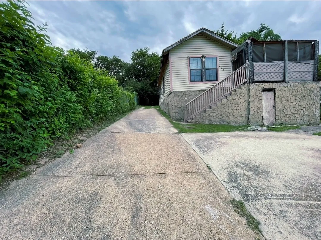 Single Family Residence For Sale in Dallas County , 323 Sparks Street, Dallas, Texas 75203, 1 Bedroom, 1 Bathroom, Garage spaces, 980 Sqft, built in 1940, Price $220,000, mls#21299957, Real Estate Agent in Dallas, Homes For Sale in Dallas county, Homes For Sale in Dallas, Realtor in Dallas Texas, Real Estate Brokerage Independent Realty Texas, Luminita Cordes Realtor