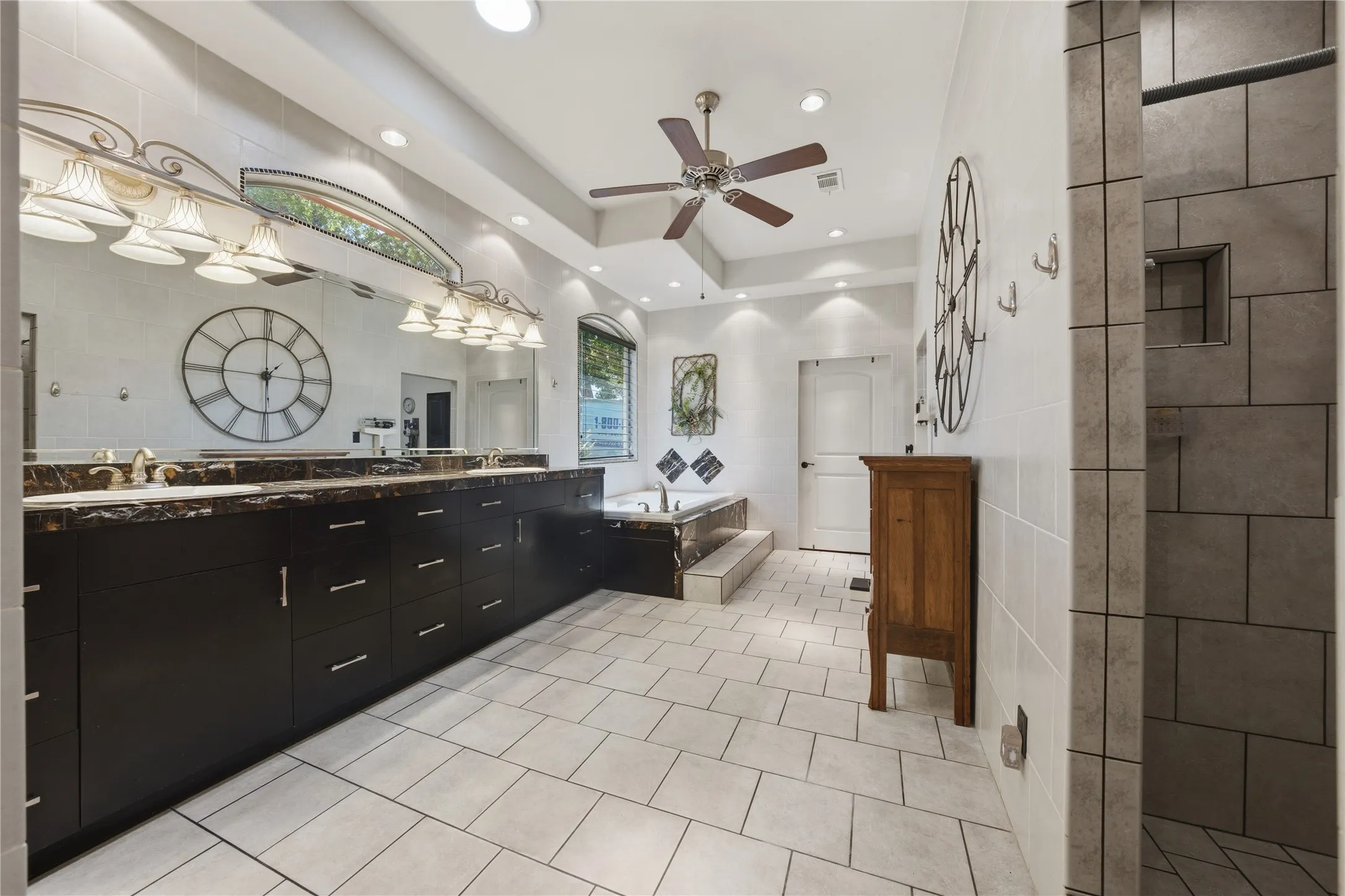 Single Family Residence For Sale in Henderson County , 2547 Groves Drive, Tool, Texas 75143, 3 Bedroom, 2 Bathroom, 2 Garage spaces, 2,807 Sqft, built in 2008, mls#21312215, Real Estate Agent in Tool, Homes For Sale in Henderson county, Homes For Sale in Tool, Realtor in Tool Texas, Real Estate Brokerage Independent Realty Texas, Luminita Cordes Realtor
