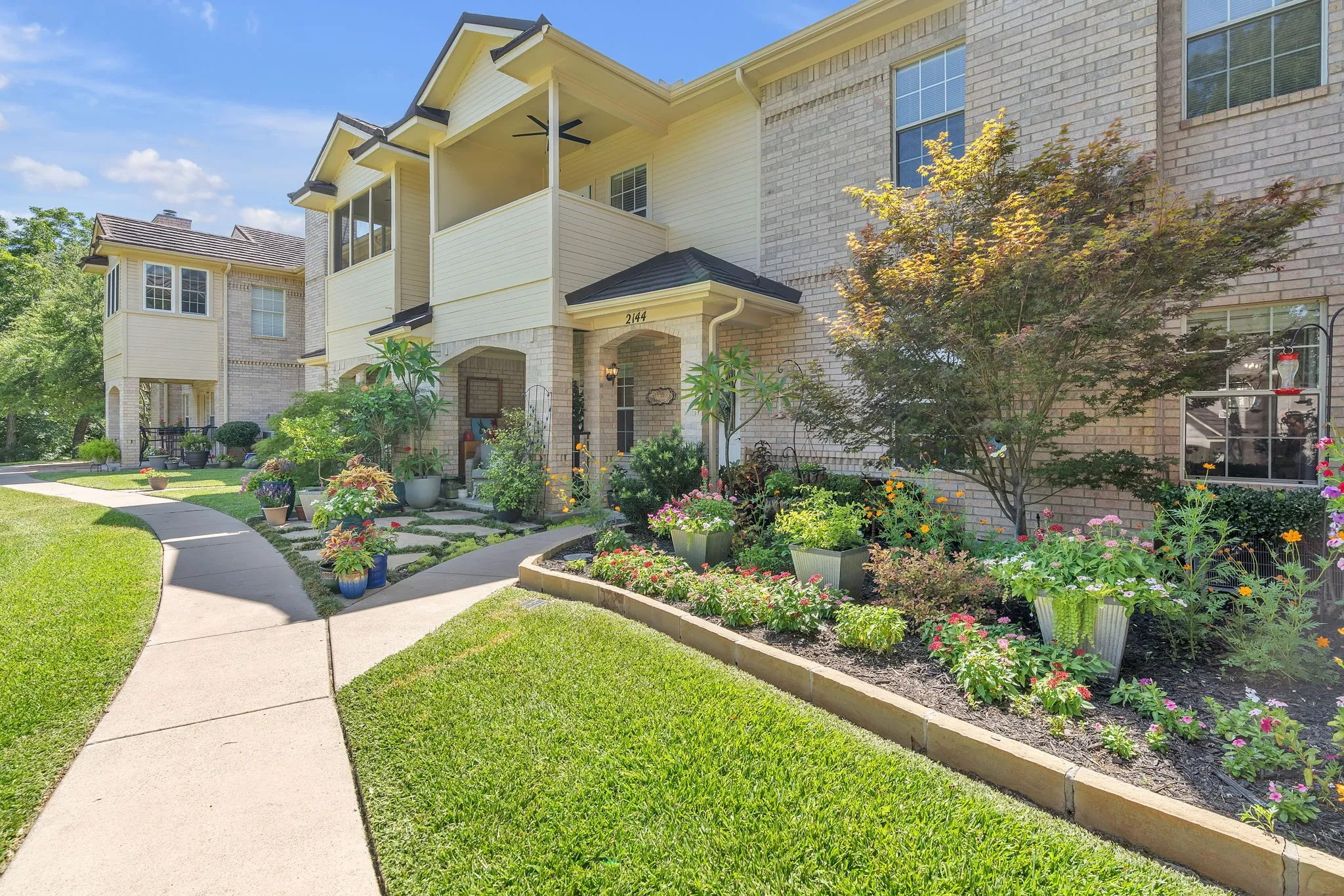 Townhouse For Sale in Parker County , 2144 Lakeforest Drive, Weatherford, Texas 76087, 3 Bedroom, 4 Bathroom, 2 Garage spaces, 1,959 Sqft, built in 1996, mls#21327067, Real Estate Agent in Weatherford, Homes For Sale in Parker county, Homes For Sale in Weatherford, Realtor in Weatherford Texas, Real Estate Brokerage Independent Realty Texas, Luminita Cordes Realtor