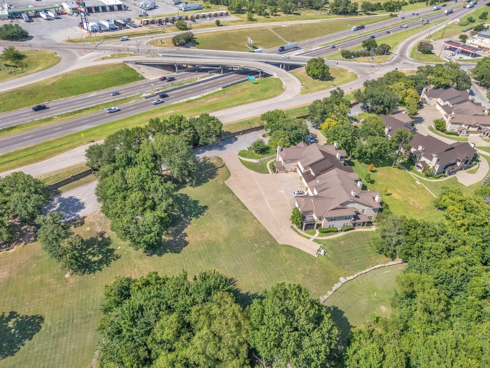 Townhouse For Sale in Parker County , 2144 Lakeforest Drive, Weatherford, Texas 76087, 3 Bedroom, 4 Bathroom, 2 Garage spaces, 1,959 Sqft, built in 1996, mls#21327067, Real Estate Agent in Weatherford, Homes For Sale in Parker county, Homes For Sale in Weatherford, Realtor in Weatherford Texas, Real Estate Brokerage Independent Realty Texas, Luminita Cordes Realtor