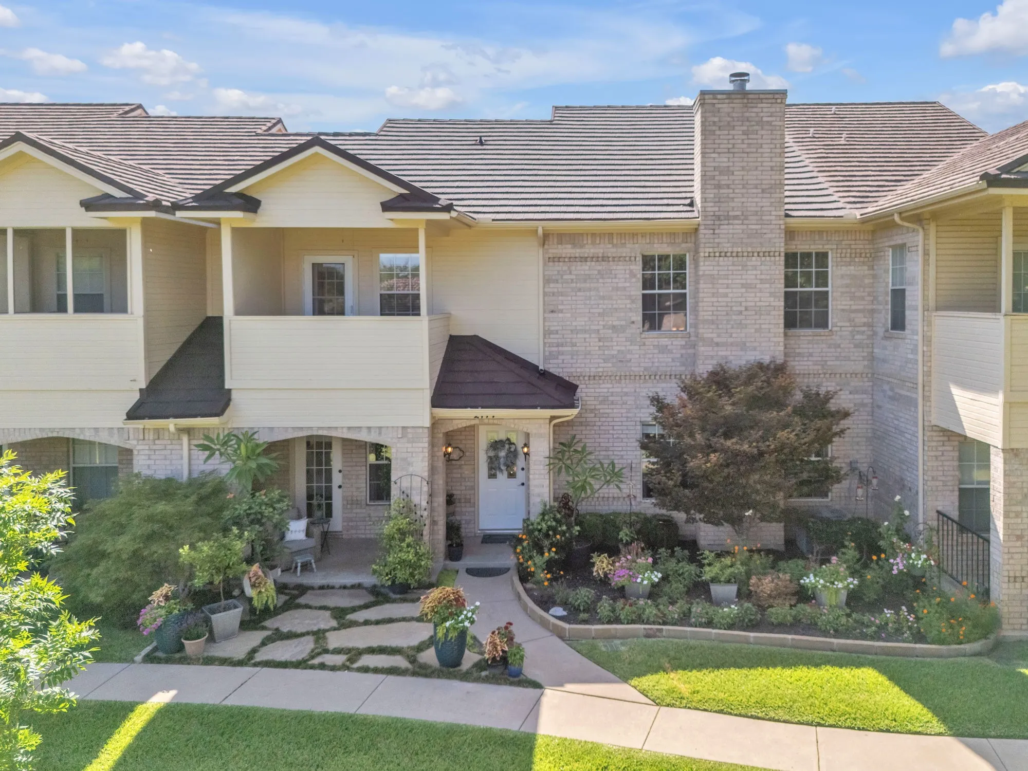 Townhouse For Sale in Parker County , 2144 Lakeforest Drive, Weatherford, Texas 76087, 3 Bedroom, 4 Bathroom, 2 Garage spaces, 1,959 Sqft, built in 1996, mls#21327067, Real Estate Agent in Weatherford, Homes For Sale in Parker county, Homes For Sale in Weatherford, Realtor in Weatherford Texas, Real Estate Brokerage Independent Realty Texas, Luminita Cordes Realtor