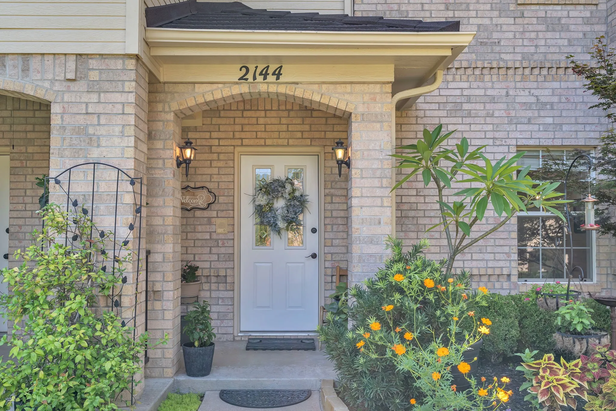 Townhouse For Sale in Parker County , 2144 Lakeforest Drive, Weatherford, Texas 76087, 3 Bedroom, 4 Bathroom, 2 Garage spaces, 1,959 Sqft, built in 1996, mls#21327067, Real Estate Agent in Weatherford, Homes For Sale in Parker county, Homes For Sale in Weatherford, Realtor in Weatherford Texas, Real Estate Brokerage Independent Realty Texas, Luminita Cordes Realtor
