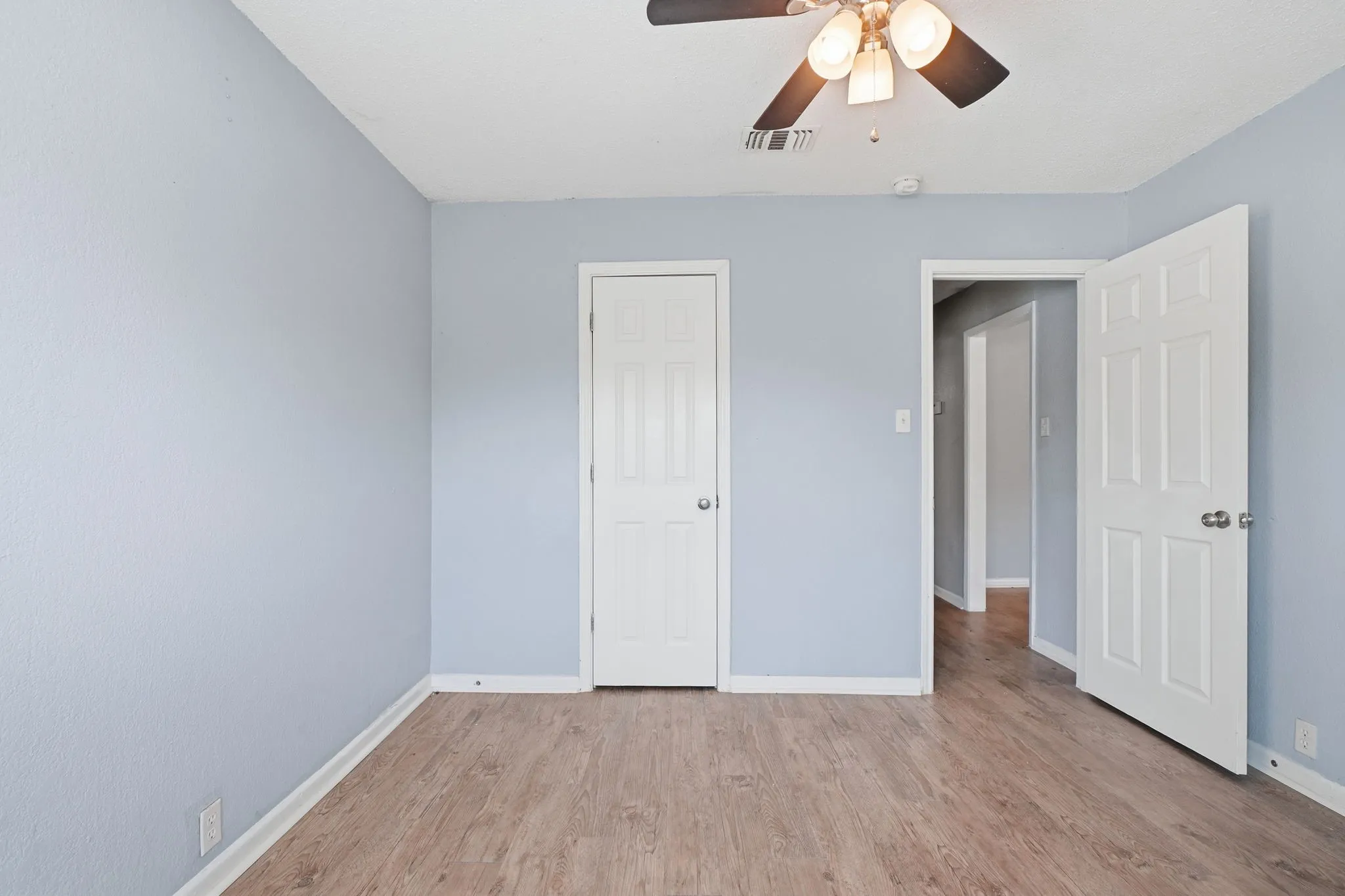 Single Family Residence For Sale in Johnson County , 1401 Granbury Street, Cleburne, Texas 76033, 4 Bedroom, 2 Bathroom, Garage spaces, 1,438 Sqft, built in 1955, mls#21318395, Real Estate Agent in Cleburne, Homes For Sale in Johnson county, Homes For Sale in Cleburne, Realtor in Cleburne Texas, Real Estate Brokerage Independent Realty Texas, Luminita Cordes Realtor
