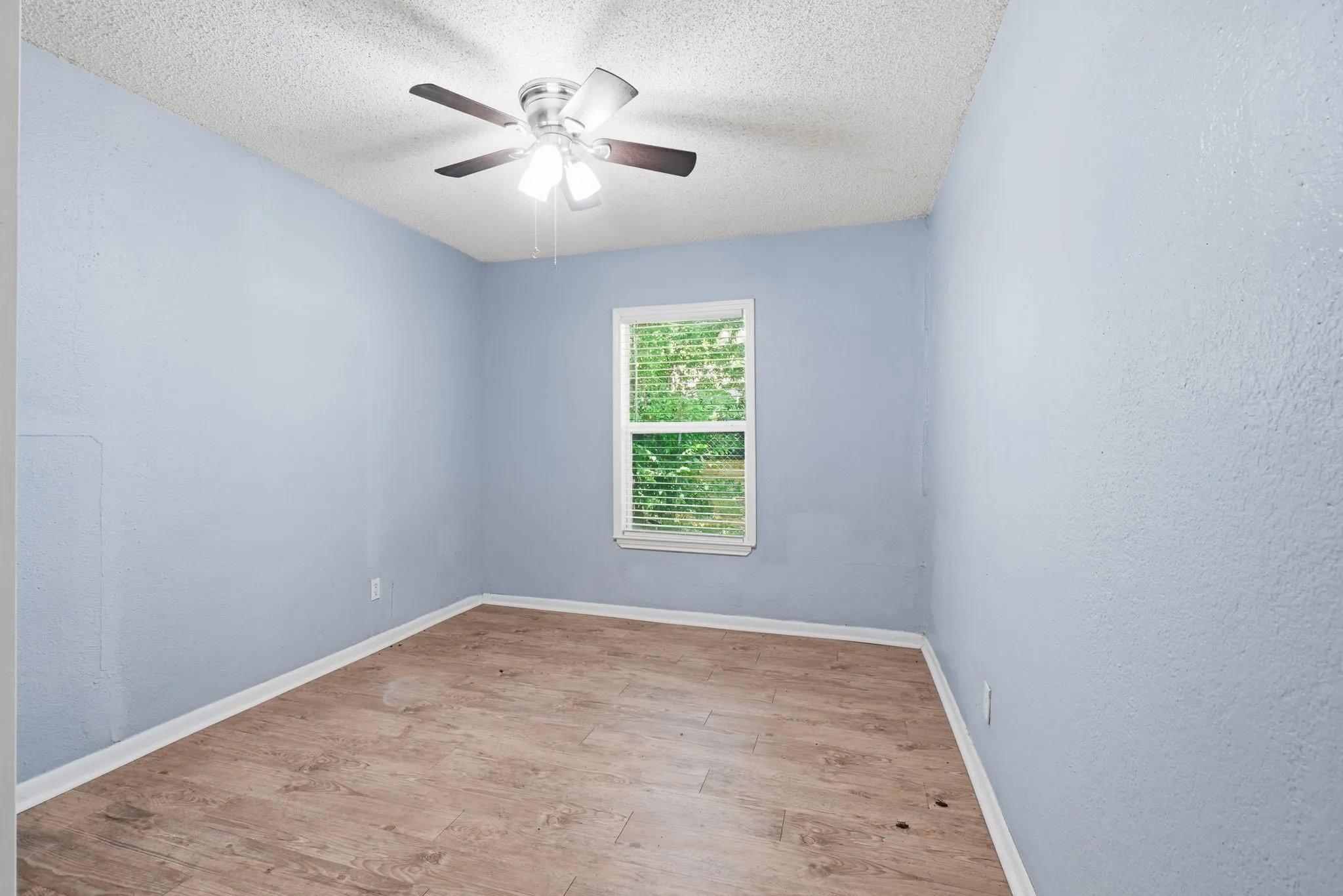 Single Family Residence For Sale in Johnson County , 1401 Granbury Street, Cleburne, Texas 76033, 4 Bedroom, 2 Bathroom, Garage spaces, 1,438 Sqft, built in 1955, mls#21318395, Real Estate Agent in Cleburne, Homes For Sale in Johnson county, Homes For Sale in Cleburne, Realtor in Cleburne Texas, Real Estate Brokerage Independent Realty Texas, Luminita Cordes Realtor
