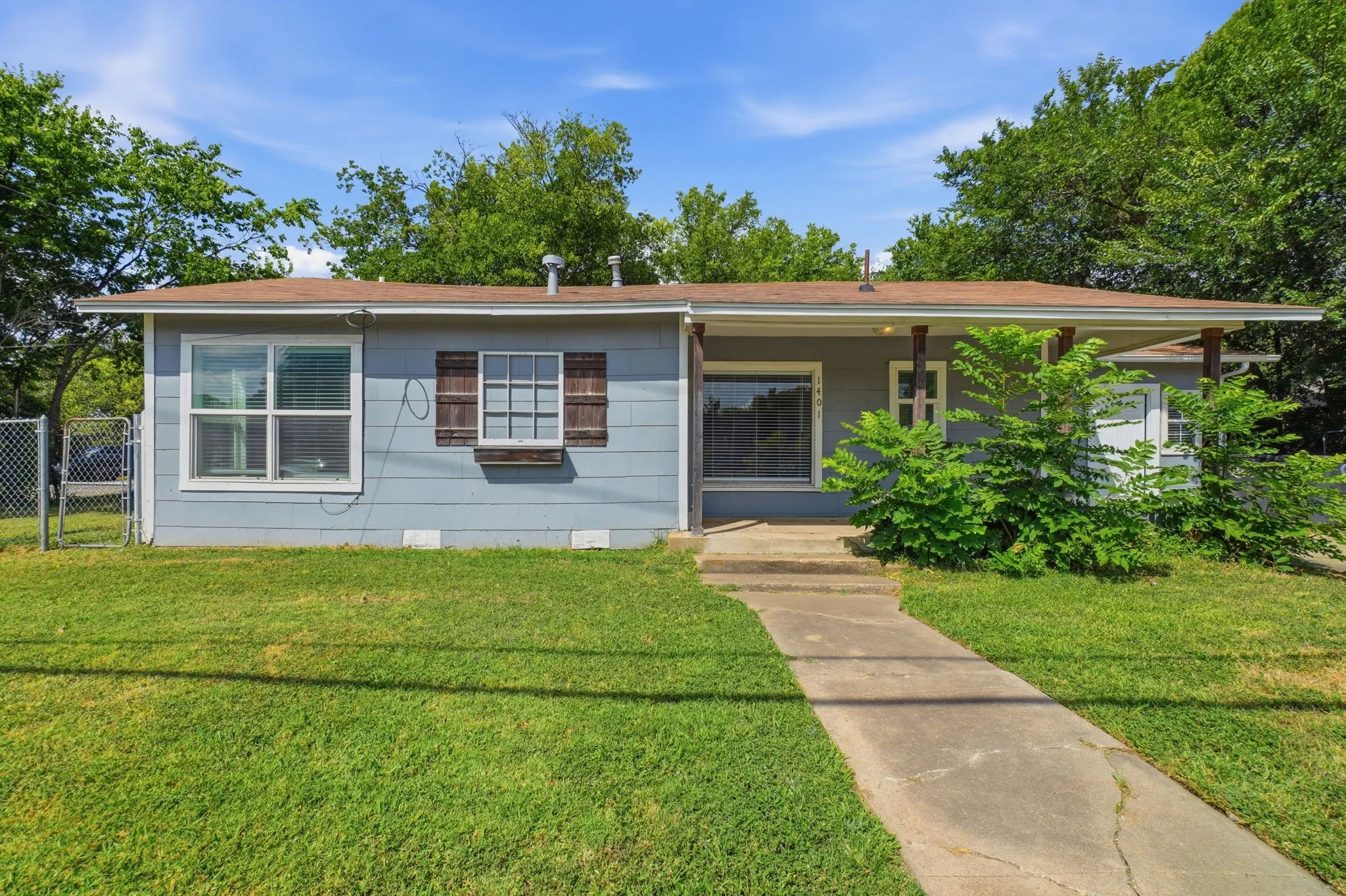 Single Family Residence For Sale in Johnson County , 1401 Granbury Street, Cleburne, Texas 76033, 4 Bedroom, 2 Bathroom, Garage spaces, 1,438 Sqft, built in 1955, mls#21318395, Real Estate Agent in Cleburne, Homes For Sale in Johnson county, Homes For Sale in Cleburne, Realtor in Cleburne Texas, Real Estate Brokerage Independent Realty Texas, Luminita Cordes Realtor