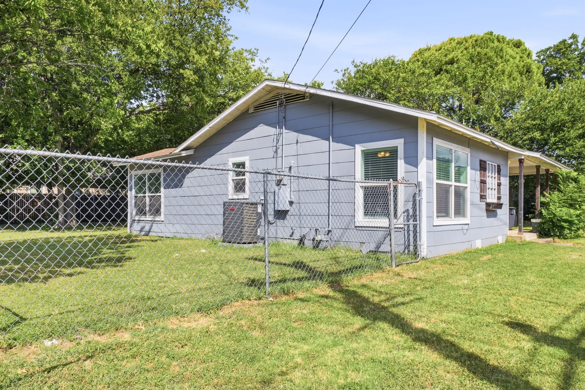 Single Family Residence For Sale in Johnson County , 1401 Granbury Street, Cleburne, Texas 76033, 4 Bedroom, 2 Bathroom, Garage spaces, 1,438 Sqft, built in 1955, mls#21318395, Real Estate Agent in Cleburne, Homes For Sale in Johnson county, Homes For Sale in Cleburne, Realtor in Cleburne Texas, Real Estate Brokerage Independent Realty Texas, Luminita Cordes Realtor