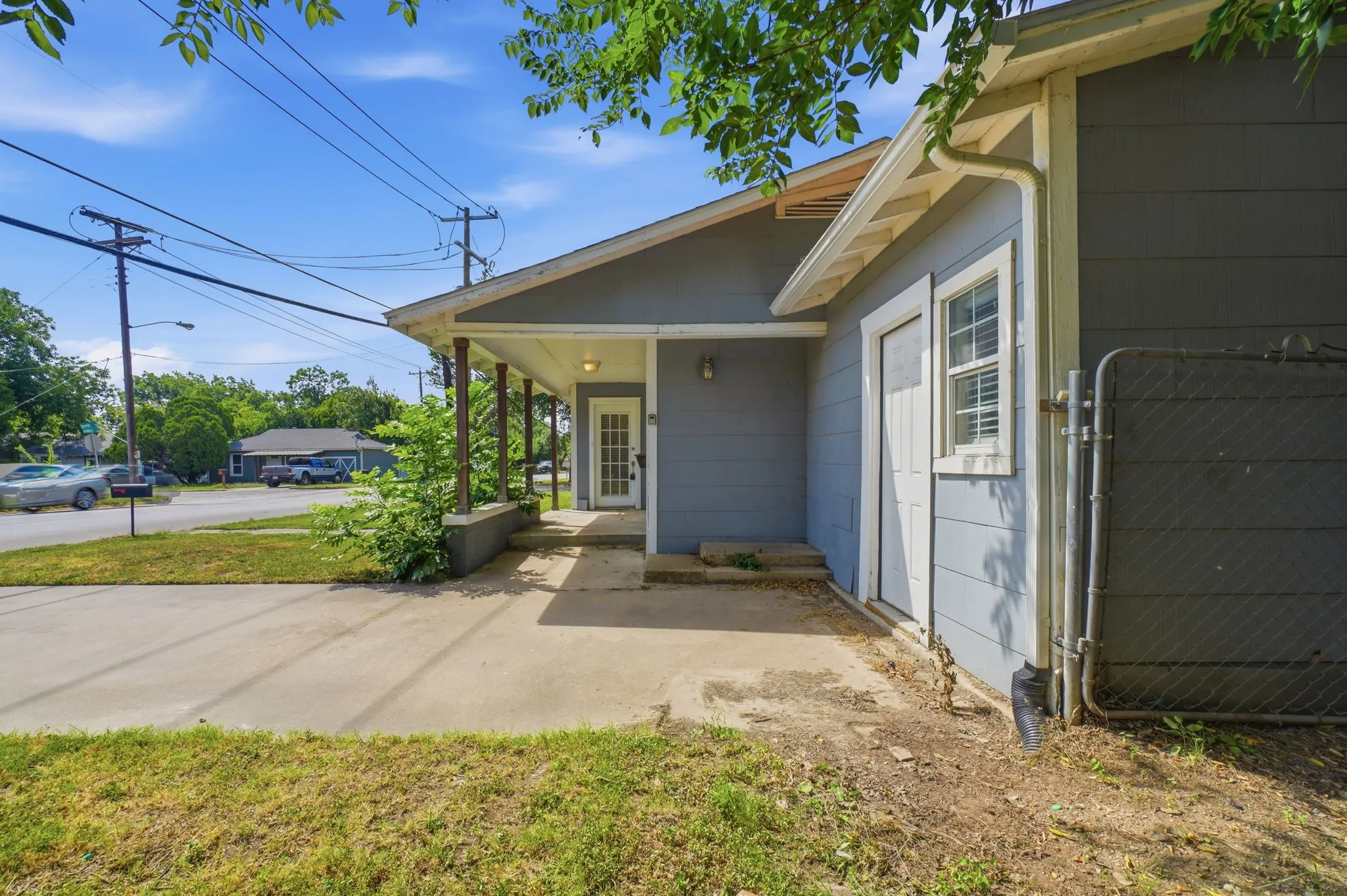 Single Family Residence For Sale in Johnson County , 1401 Granbury Street, Cleburne, Texas 76033, 4 Bedroom, 2 Bathroom, Garage spaces, 1,438 Sqft, built in 1955, mls#21318395, Real Estate Agent in Cleburne, Homes For Sale in Johnson county, Homes For Sale in Cleburne, Realtor in Cleburne Texas, Real Estate Brokerage Independent Realty Texas, Luminita Cordes Realtor