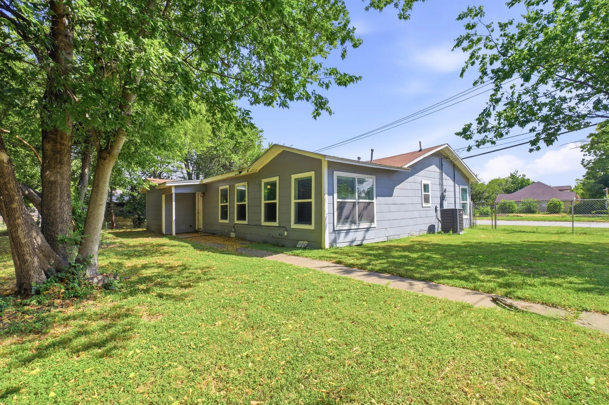 Single Family Residence For Sale in Johnson County , 1401 Granbury Street, Cleburne, Texas 76033, 4 Bedroom, 2 Bathroom, Garage spaces, 1,438 Sqft, built in 1955, mls#21318395, Real Estate Agent in Cleburne, Homes For Sale in Johnson county, Homes For Sale in Cleburne, Realtor in Cleburne Texas, Real Estate Brokerage Independent Realty Texas, Luminita Cordes Realtor