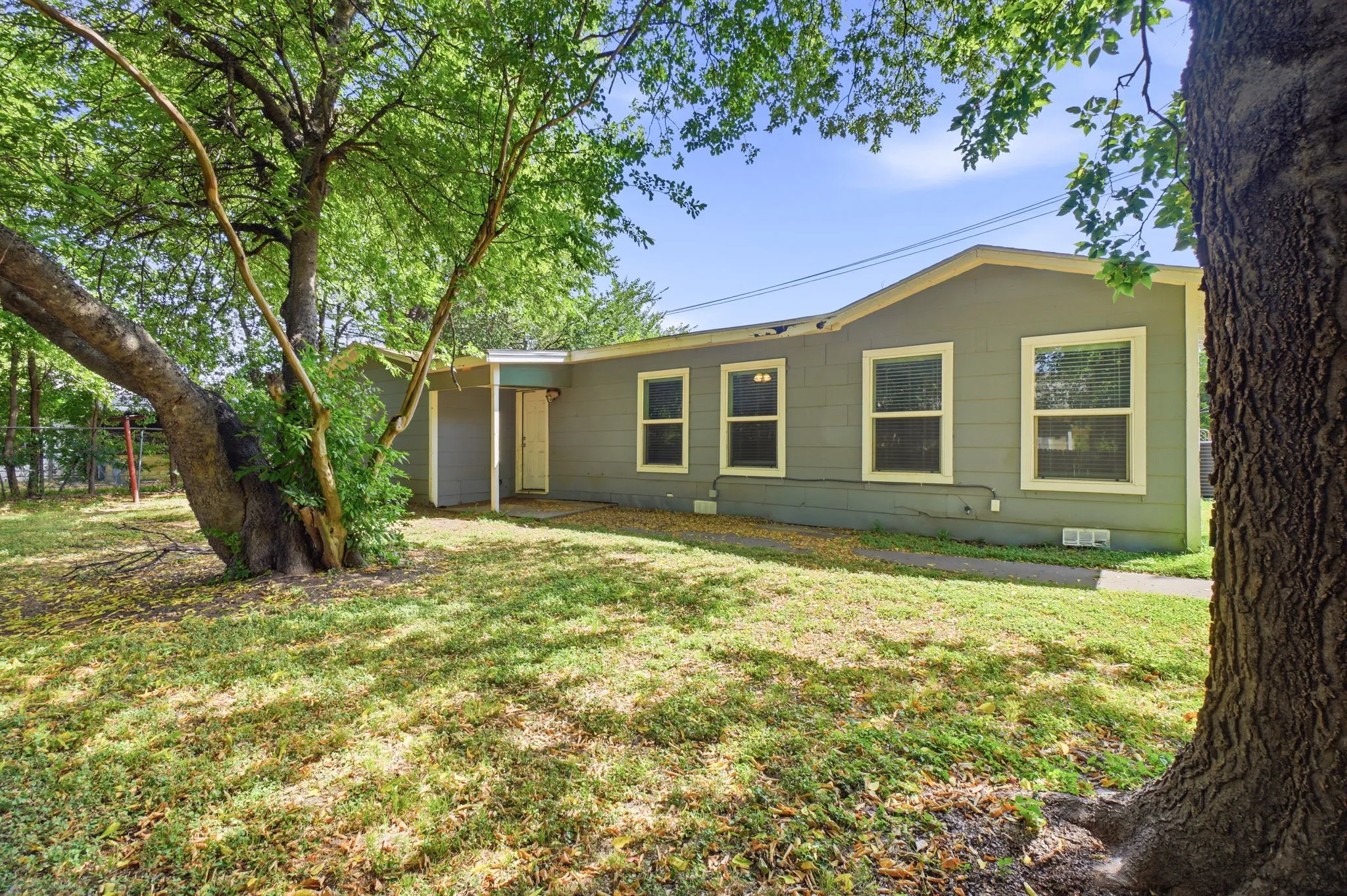 Single Family Residence For Sale in Johnson County , 1401 Granbury Street, Cleburne, Texas 76033, 4 Bedroom, 2 Bathroom, Garage spaces, 1,438 Sqft, built in 1955, mls#21318395, Real Estate Agent in Cleburne, Homes For Sale in Johnson county, Homes For Sale in Cleburne, Realtor in Cleburne Texas, Real Estate Brokerage Independent Realty Texas, Luminita Cordes Realtor