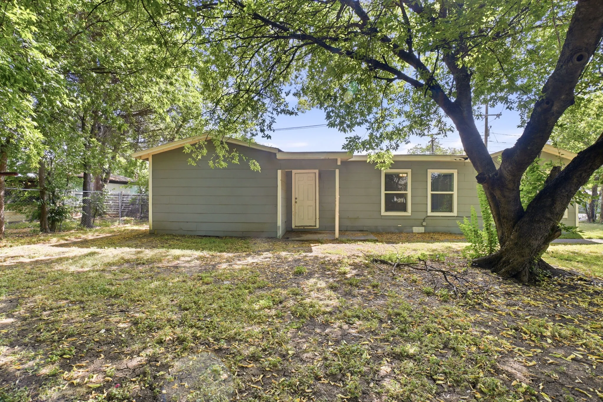 Single Family Residence For Sale in Johnson County , 1401 Granbury Street, Cleburne, Texas 76033, 4 Bedroom, 2 Bathroom, Garage spaces, 1,438 Sqft, built in 1955, mls#21318395, Real Estate Agent in Cleburne, Homes For Sale in Johnson county, Homes For Sale in Cleburne, Realtor in Cleburne Texas, Real Estate Brokerage Independent Realty Texas, Luminita Cordes Realtor