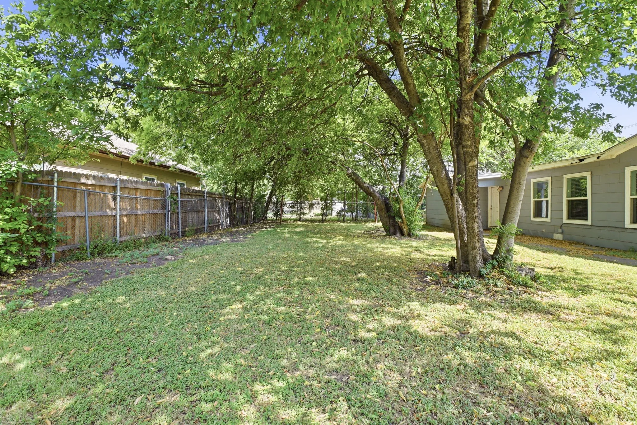 Single Family Residence For Sale in Johnson County , 1401 Granbury Street, Cleburne, Texas 76033, 4 Bedroom, 2 Bathroom, Garage spaces, 1,438 Sqft, built in 1955, mls#21318395, Real Estate Agent in Cleburne, Homes For Sale in Johnson county, Homes For Sale in Cleburne, Realtor in Cleburne Texas, Real Estate Brokerage Independent Realty Texas, Luminita Cordes Realtor