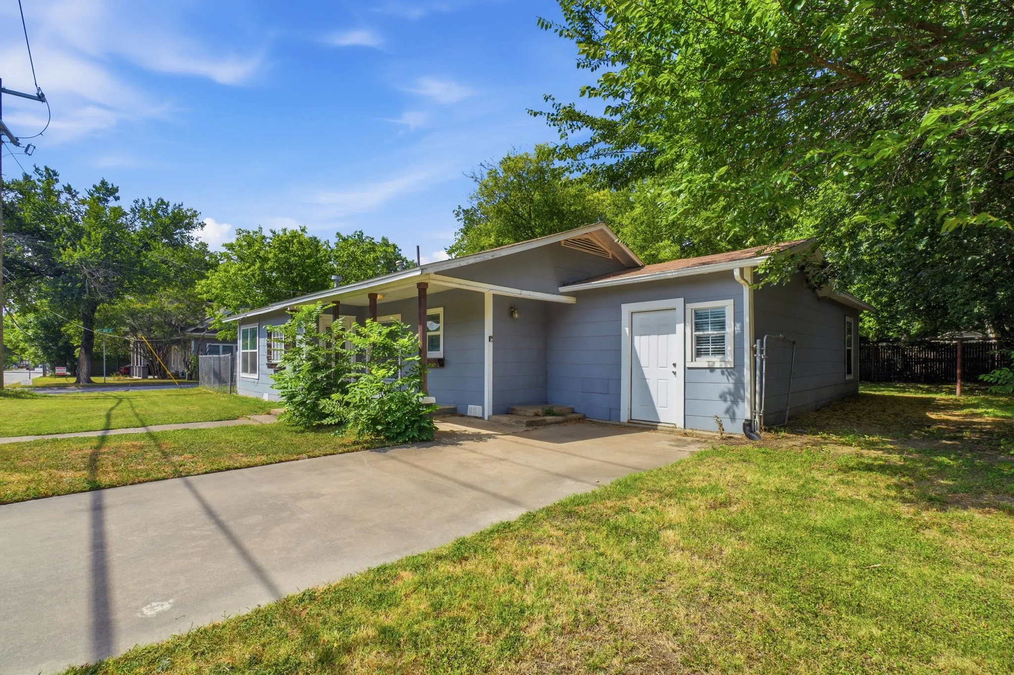 Single Family Residence For Sale in Johnson County , 1401 Granbury Street, Cleburne, Texas 76033, 4 Bedroom, 2 Bathroom, Garage spaces, 1,438 Sqft, built in 1955, mls#21318395, Real Estate Agent in Cleburne, Homes For Sale in Johnson county, Homes For Sale in Cleburne, Realtor in Cleburne Texas, Real Estate Brokerage Independent Realty Texas, Luminita Cordes Realtor