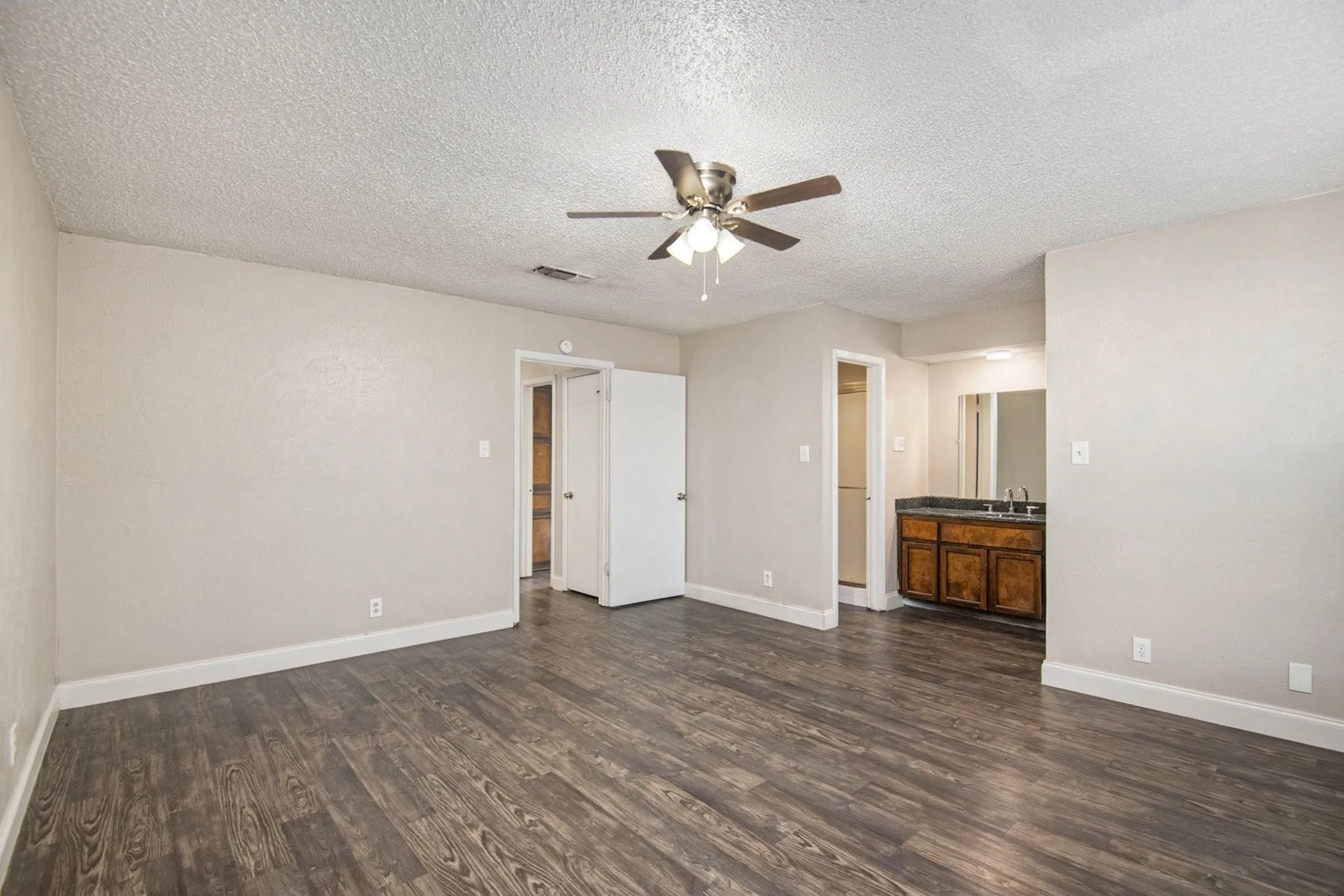 Duplex For Sale in Tarrant County , 6913 W Cleburne Road, Fort Worth, Texas 76133, 5 Bedroom, 4 Bathroom, Garage spaces, 0 Sqft, built in 1977, mls#21327083, Real Estate Agent in Fort Worth, Homes For Sale in Tarrant county, Homes For Sale in Fort Worth, Realtor in Fort Worth Texas, Real Estate Brokerage Independent Realty Texas, Luminita Cordes Realtor