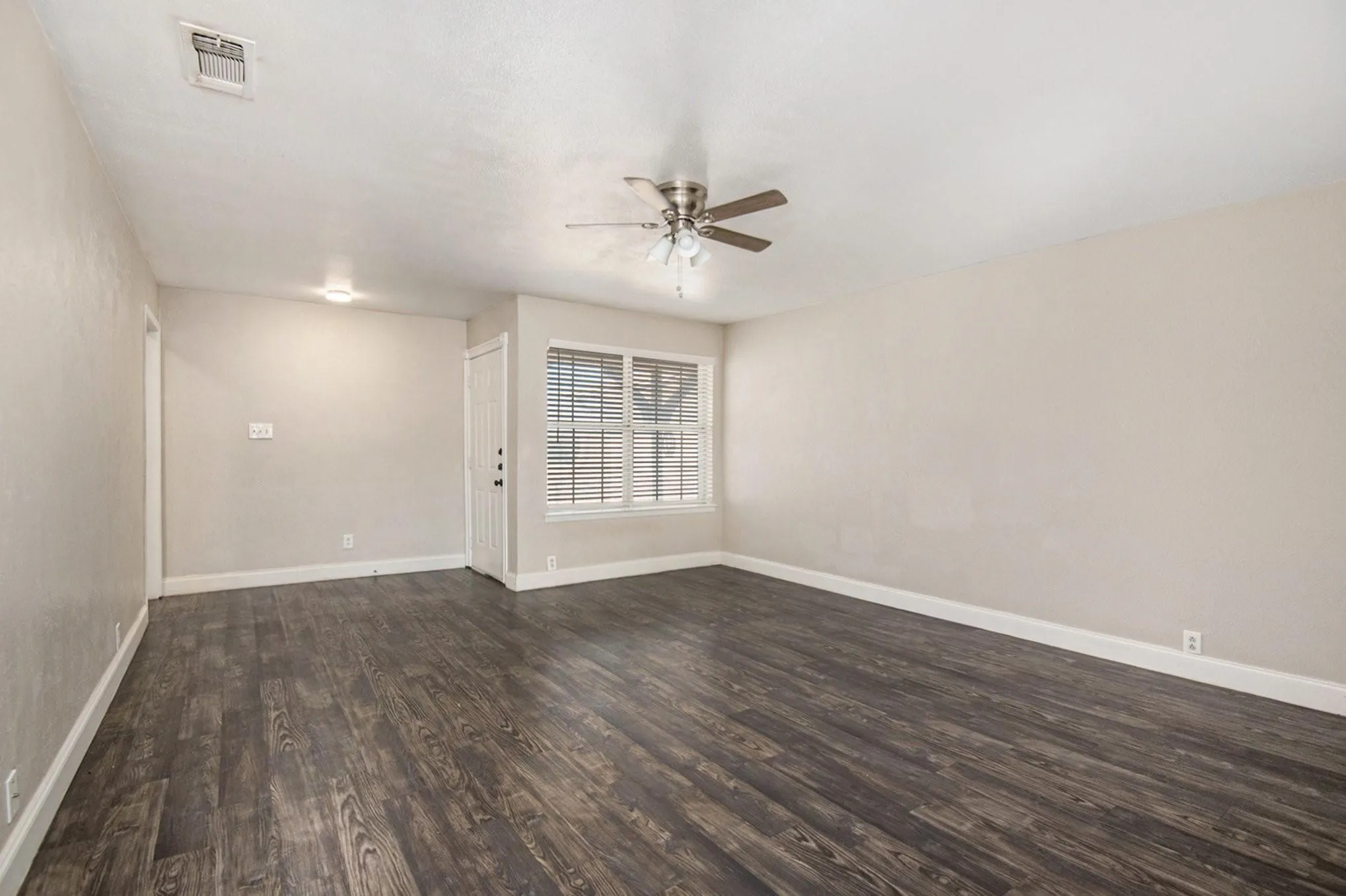 Duplex For Sale in Tarrant County , 6913 W Cleburne Road, Fort Worth, Texas 76133, 5 Bedroom, 4 Bathroom, Garage spaces, 0 Sqft, built in 1977, mls#21327083, Real Estate Agent in Fort Worth, Homes For Sale in Tarrant county, Homes For Sale in Fort Worth, Realtor in Fort Worth Texas, Real Estate Brokerage Independent Realty Texas, Luminita Cordes Realtor