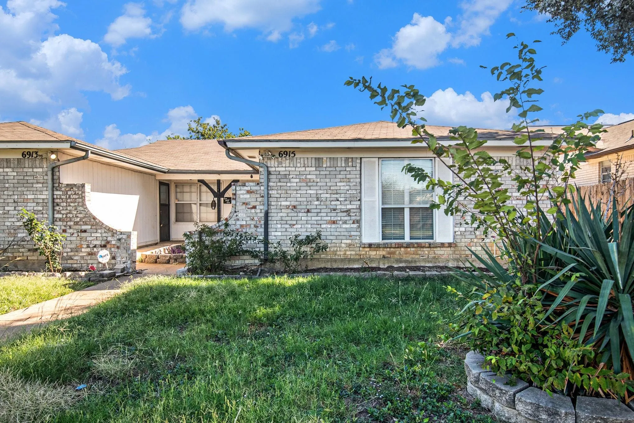 Duplex For Sale in Tarrant County , 6913 W Cleburne Road, Fort Worth, Texas 76133, 5 Bedroom, 4 Bathroom, Garage spaces, 0 Sqft, built in 1977, mls#21327083, Real Estate Agent in Fort Worth, Homes For Sale in Tarrant county, Homes For Sale in Fort Worth, Realtor in Fort Worth Texas, Real Estate Brokerage Independent Realty Texas, Luminita Cordes Realtor