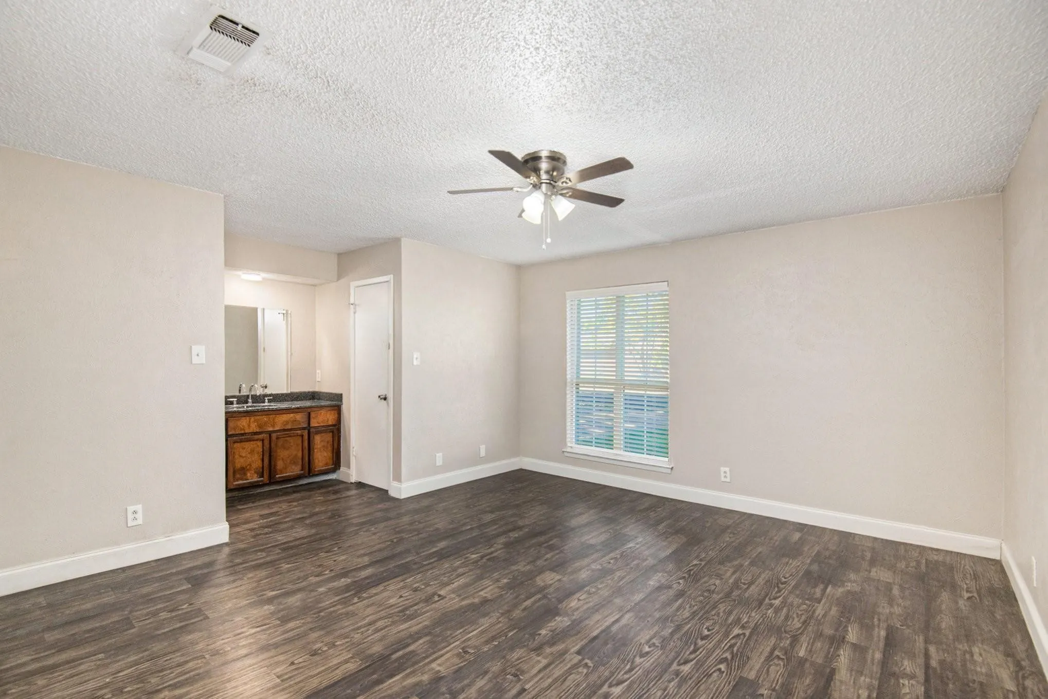 Duplex For Sale in Tarrant County , 6913 W Cleburne Road, Fort Worth, Texas 76133, 5 Bedroom, 4 Bathroom, Garage spaces, 0 Sqft, built in 1977, mls#21327083, Real Estate Agent in Fort Worth, Homes For Sale in Tarrant county, Homes For Sale in Fort Worth, Realtor in Fort Worth Texas, Real Estate Brokerage Independent Realty Texas, Luminita Cordes Realtor