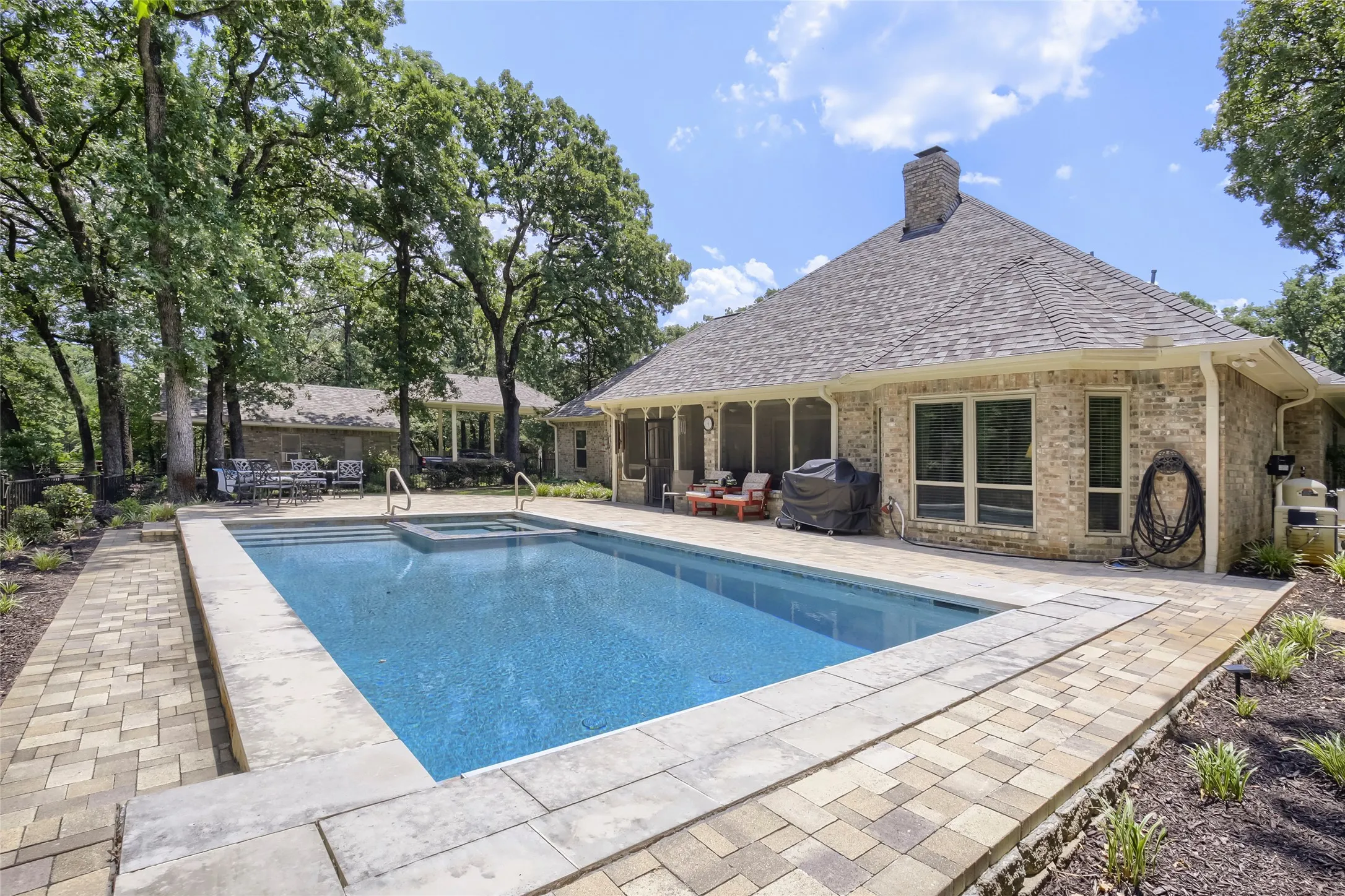 Single Family Residence For Sale in Kaufman County , 1573 Oak Bend Drive, Kaufman, Texas 75142, 4 Bedroom, 3 Bathroom, 3 Garage spaces, 2,476 Sqft, built in 1999, Price $629,900, mls#21325730, Real Estate Agent in Kaufman, Homes For Sale in Kaufman county, Homes For Sale in Kaufman, Realtor in Kaufman Texas, Real Estate Brokerage Independent Realty Texas, Luminita Cordes Realtor