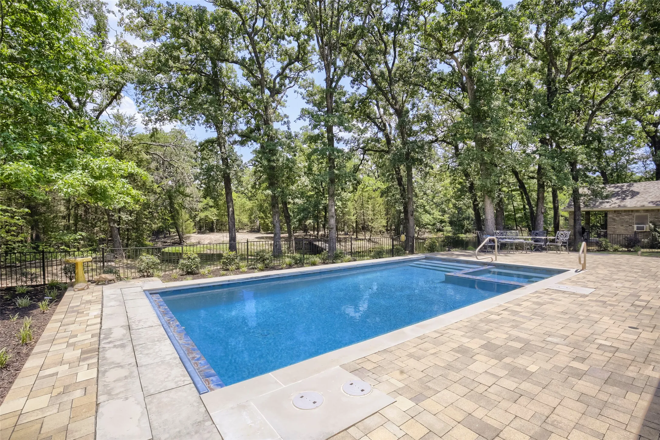 Single Family Residence For Sale in Kaufman County , 1573 Oak Bend Drive, Kaufman, Texas 75142, 4 Bedroom, 3 Bathroom, 3 Garage spaces, 2,476 Sqft, built in 1999, Price $629,900, mls#21325730, Real Estate Agent in Kaufman, Homes For Sale in Kaufman county, Homes For Sale in Kaufman, Realtor in Kaufman Texas, Real Estate Brokerage Independent Realty Texas, Luminita Cordes Realtor
