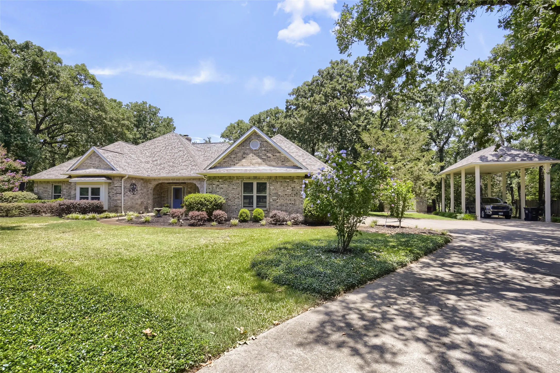 Single Family Residence For Sale in Kaufman County , 1573 Oak Bend Drive, Kaufman, Texas 75142, 4 Bedroom, 3 Bathroom, 3 Garage spaces, 2,476 Sqft, built in 1999, Price $629,900, mls#21325730, Real Estate Agent in Kaufman, Homes For Sale in Kaufman county, Homes For Sale in Kaufman, Realtor in Kaufman Texas, Real Estate Brokerage Independent Realty Texas, Luminita Cordes Realtor