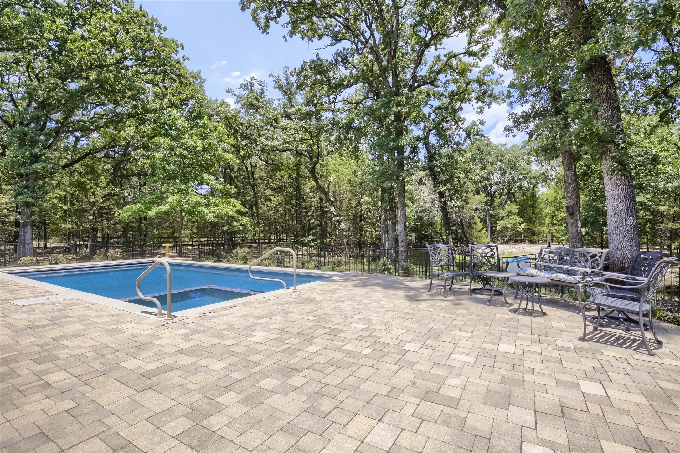 Single Family Residence For Sale in Kaufman County , 1573 Oak Bend Drive, Kaufman, Texas 75142, 4 Bedroom, 3 Bathroom, 3 Garage spaces, 2,476 Sqft, built in 1999, Price $629,900, mls#21325730, Real Estate Agent in Kaufman, Homes For Sale in Kaufman county, Homes For Sale in Kaufman, Realtor in Kaufman Texas, Real Estate Brokerage Independent Realty Texas, Luminita Cordes Realtor
