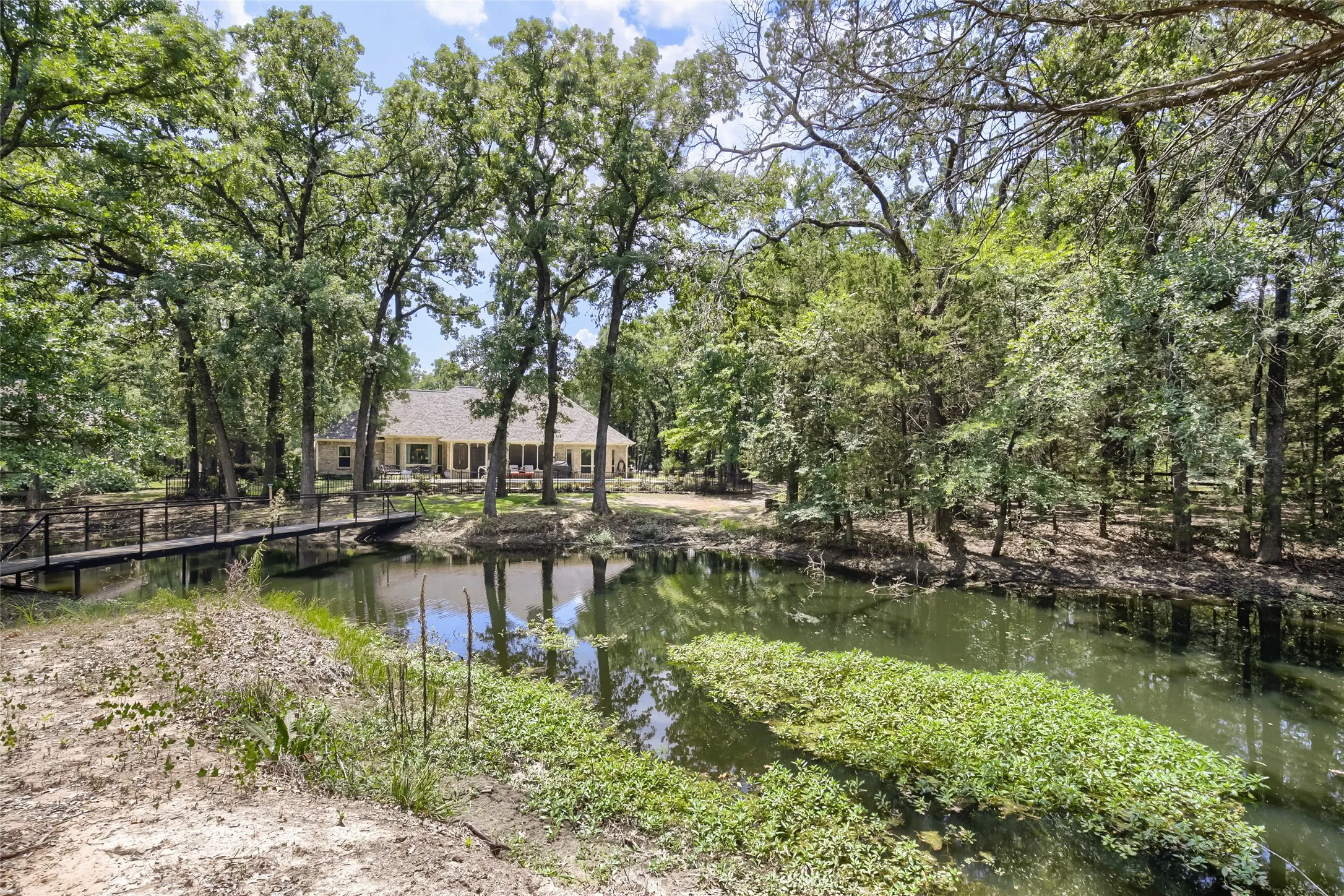Single Family Residence For Sale in Kaufman County , 1573 Oak Bend Drive, Kaufman, Texas 75142, 4 Bedroom, 3 Bathroom, 3 Garage spaces, 2,476 Sqft, built in 1999, Price $629,900, mls#21325730, Real Estate Agent in Kaufman, Homes For Sale in Kaufman county, Homes For Sale in Kaufman, Realtor in Kaufman Texas, Real Estate Brokerage Independent Realty Texas, Luminita Cordes Realtor