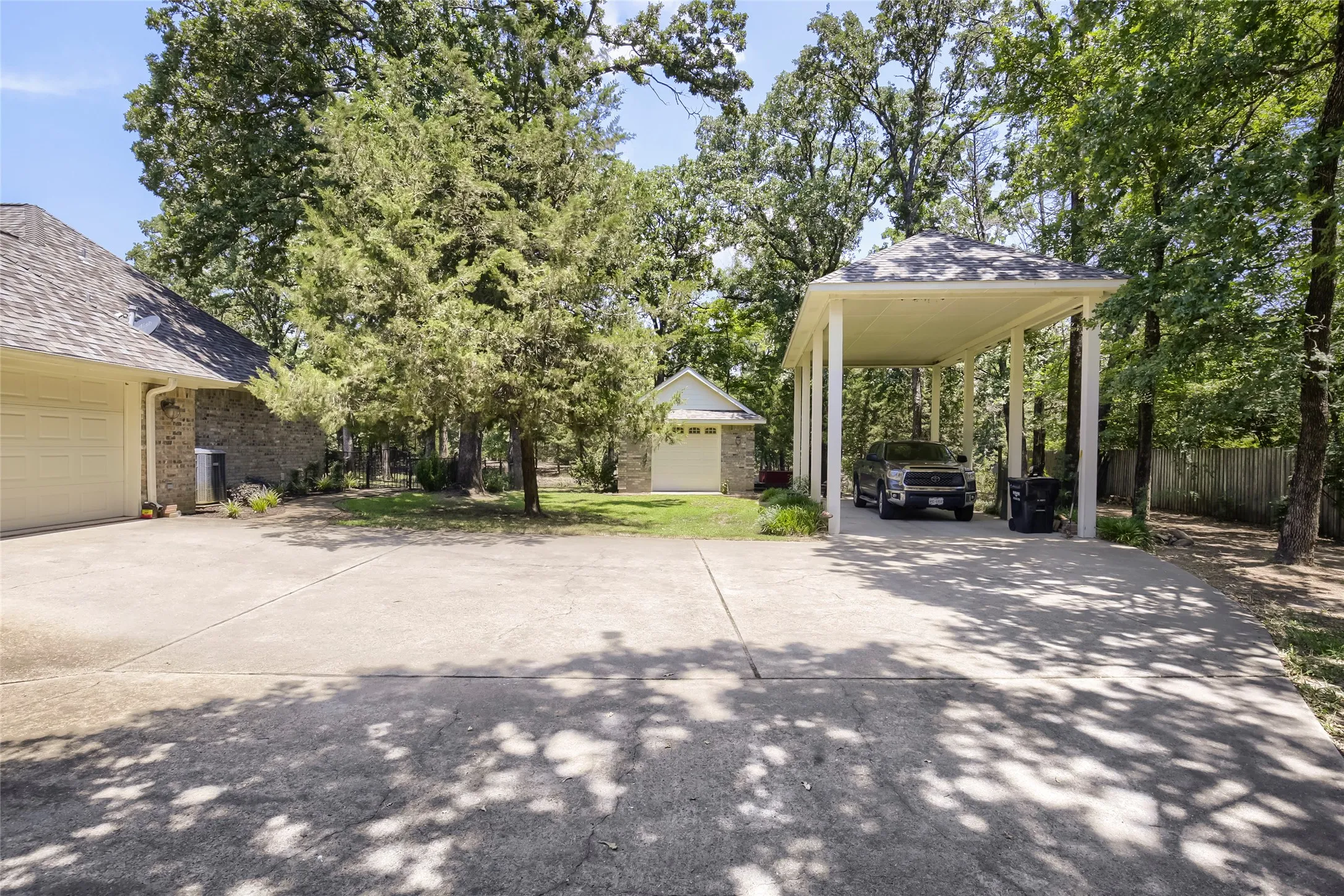 Single Family Residence For Sale in Kaufman County , 1573 Oak Bend Drive, Kaufman, Texas 75142, 4 Bedroom, 3 Bathroom, 3 Garage spaces, 2,476 Sqft, built in 1999, Price $629,900, mls#21325730, Real Estate Agent in Kaufman, Homes For Sale in Kaufman county, Homes For Sale in Kaufman, Realtor in Kaufman Texas, Real Estate Brokerage Independent Realty Texas, Luminita Cordes Realtor
